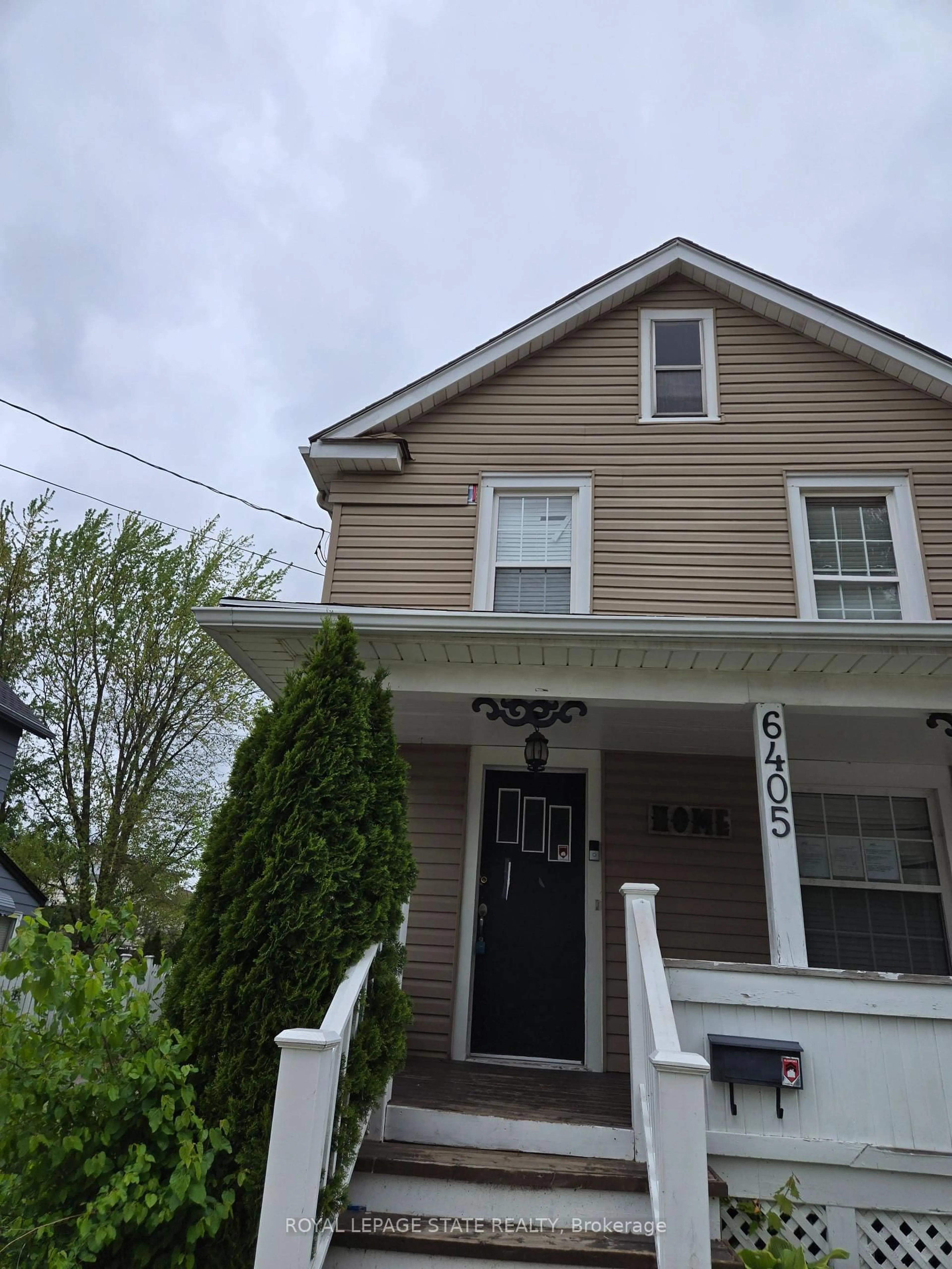 Home with vinyl exterior material, street for 6405 Barker St, Niagara Falls Ontario L2G 1Y6
