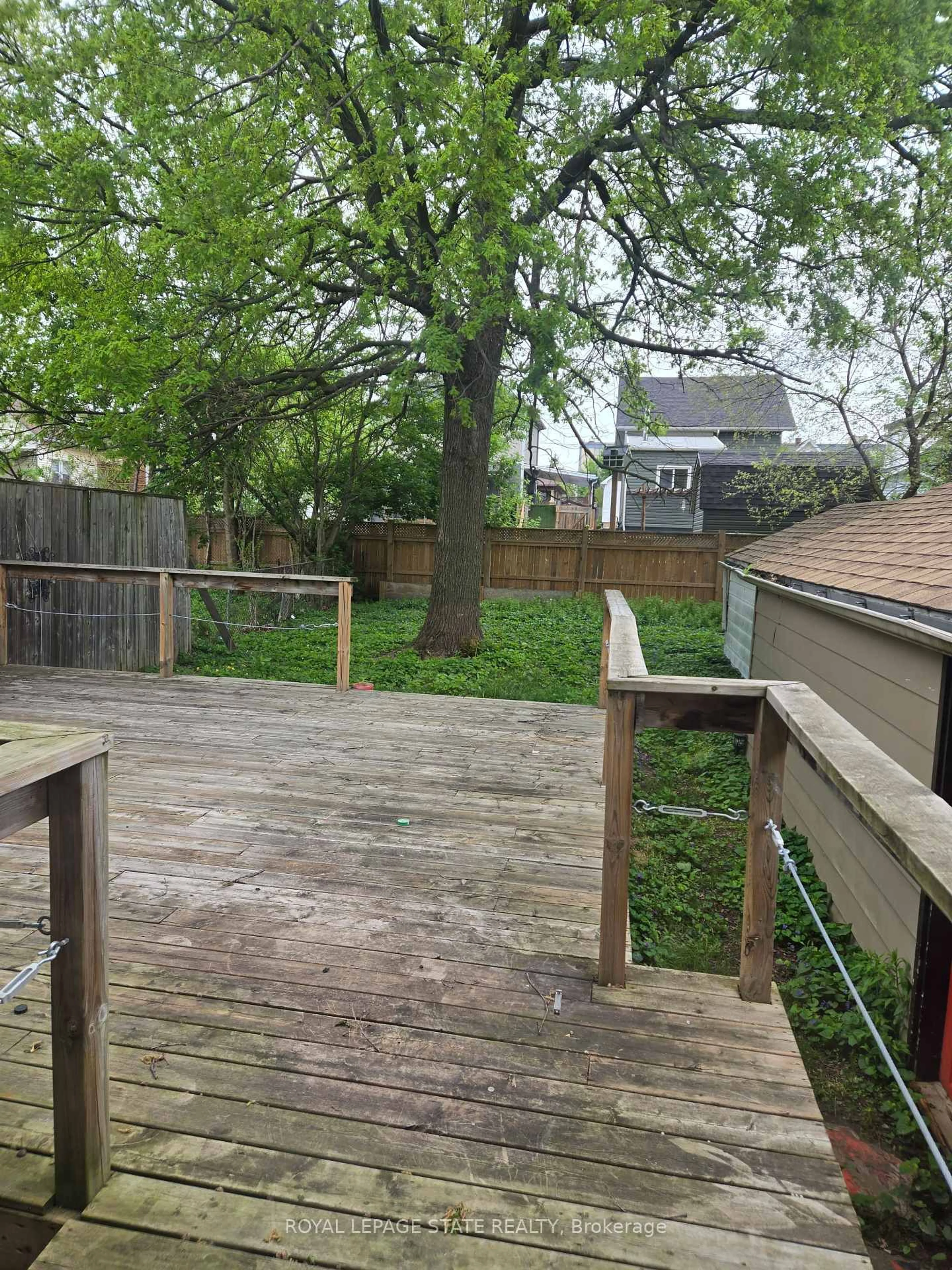 A pic from outside/outdoor area/front of a property/back of a property/a pic from drone, forest/trees view for 6405 Barker St, Niagara Falls Ontario L2G 1Y6