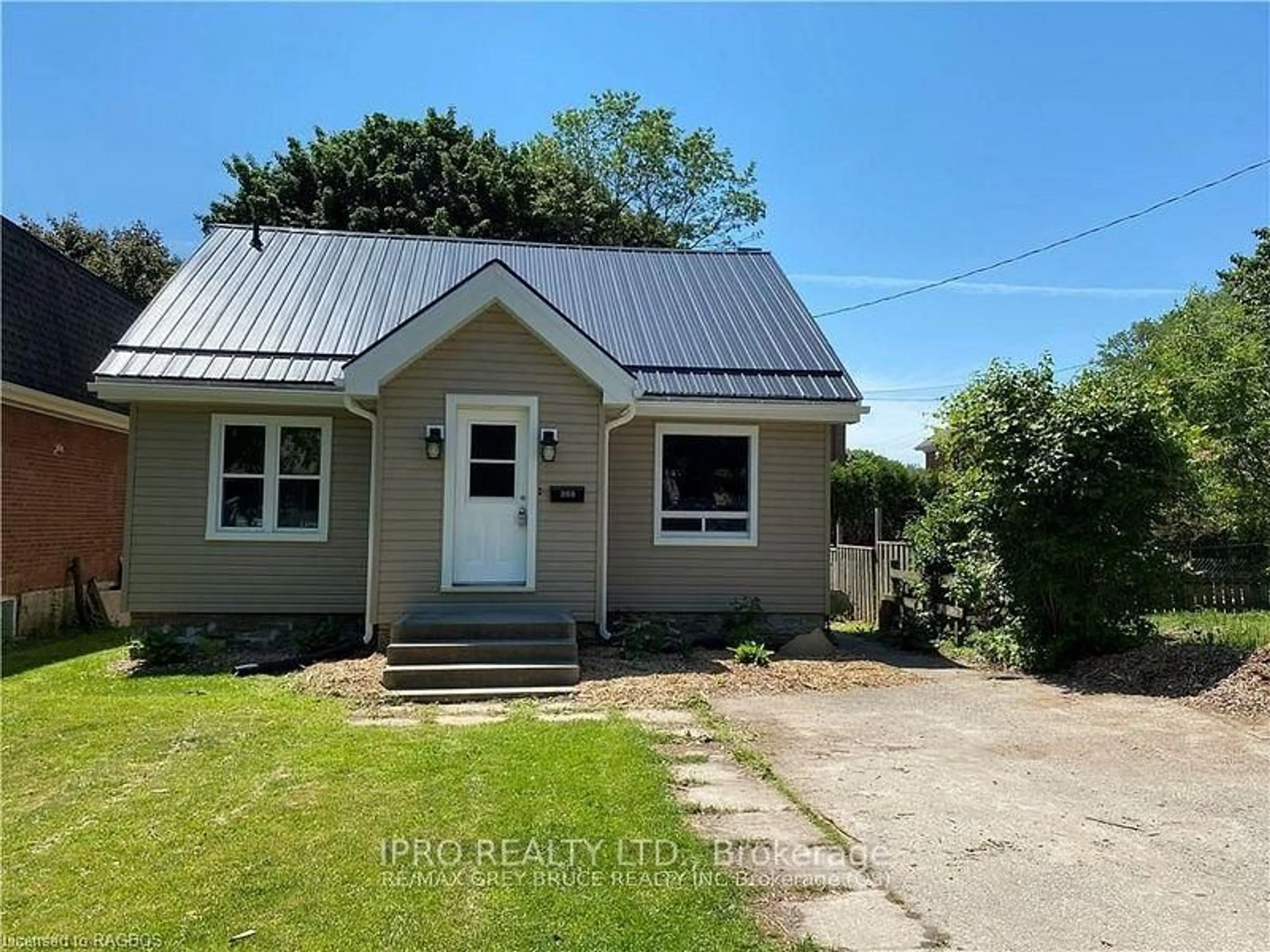 Home with vinyl exterior material, street for 355 18TH St, Owen Sound Ontario N4K 4C2