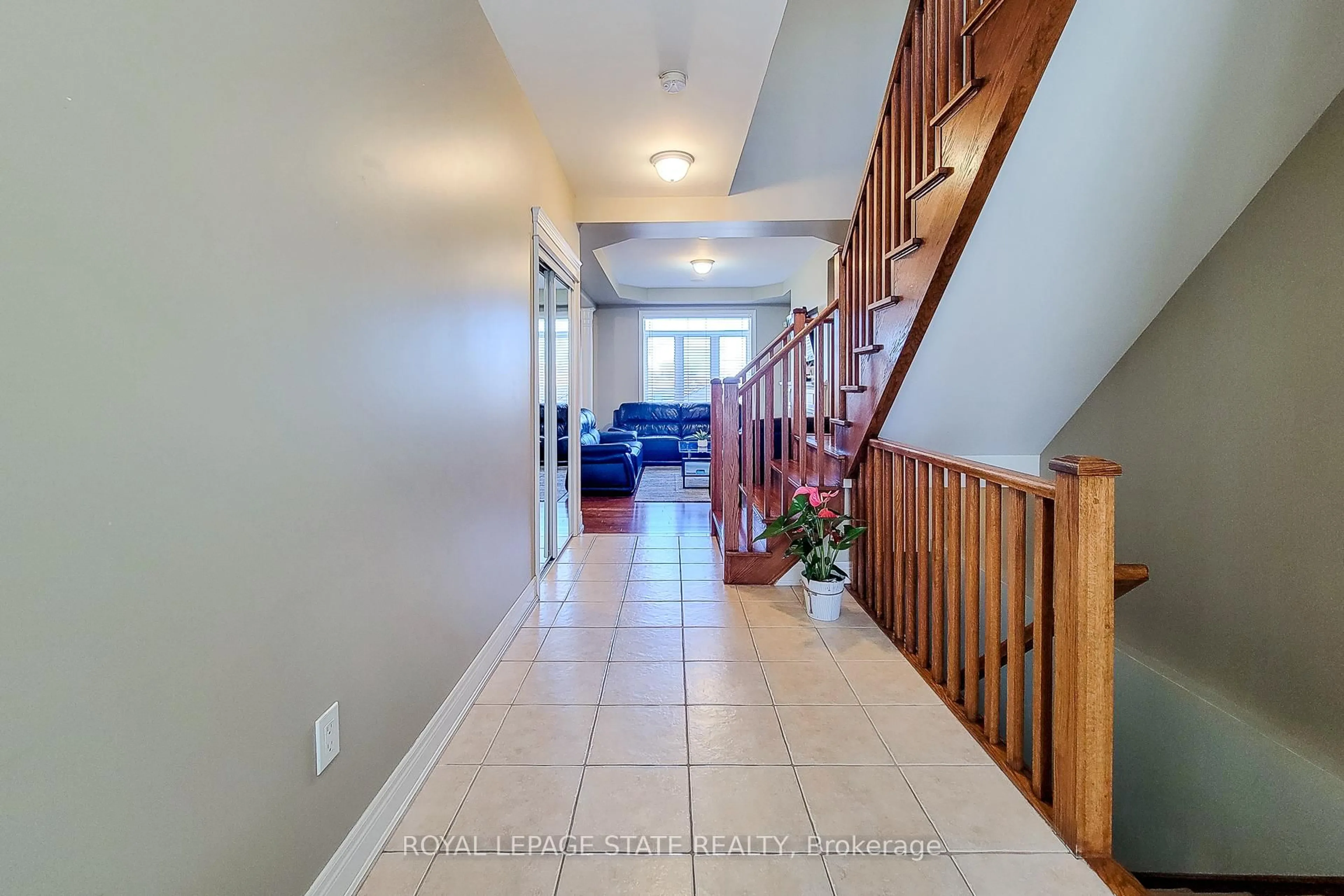 Indoor entryway for 50 Bankfield Cres, Hamilton Ontario L8J 0C1