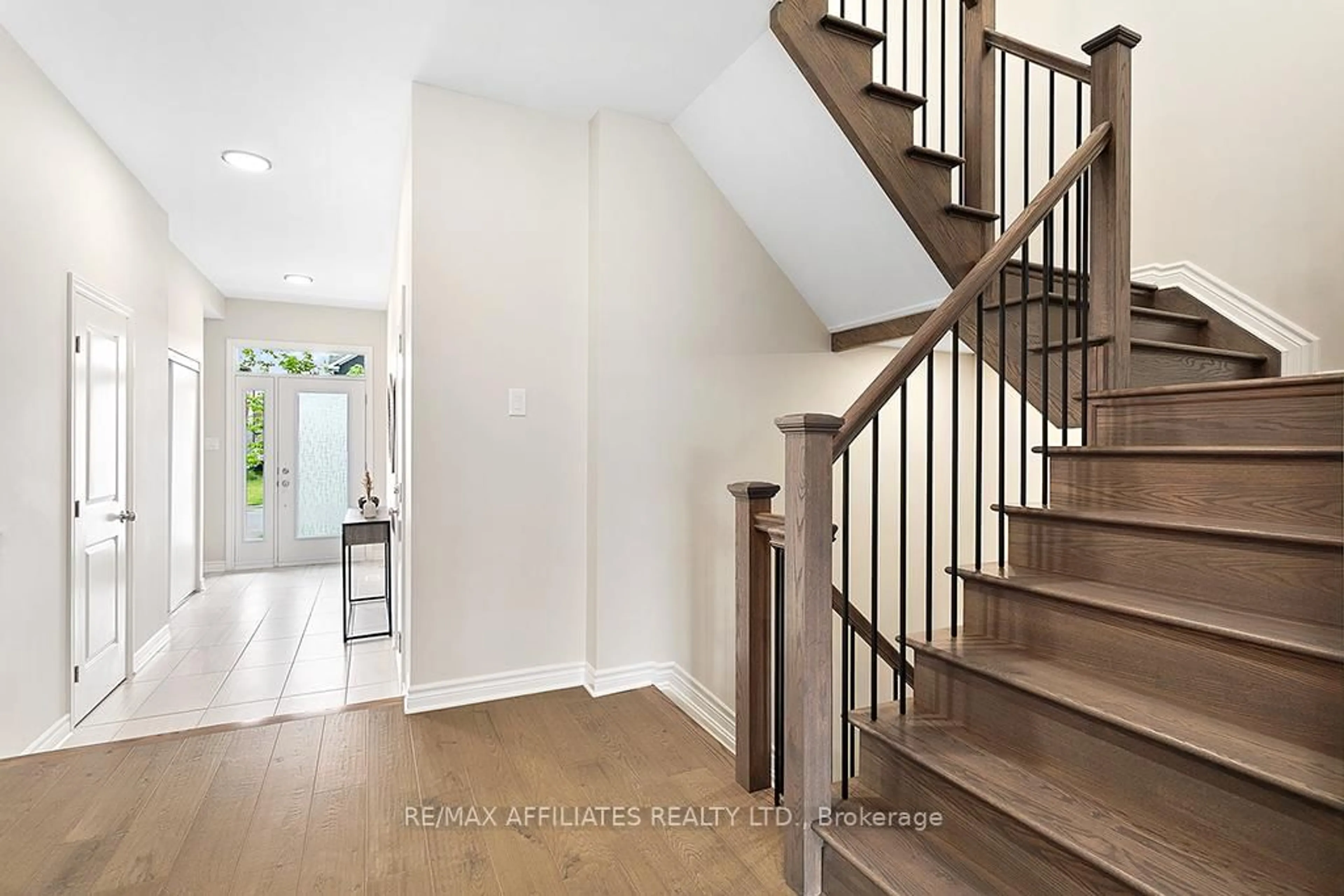 Indoor entryway for 783 Namur St, Russell Ontario K0A 1W0
