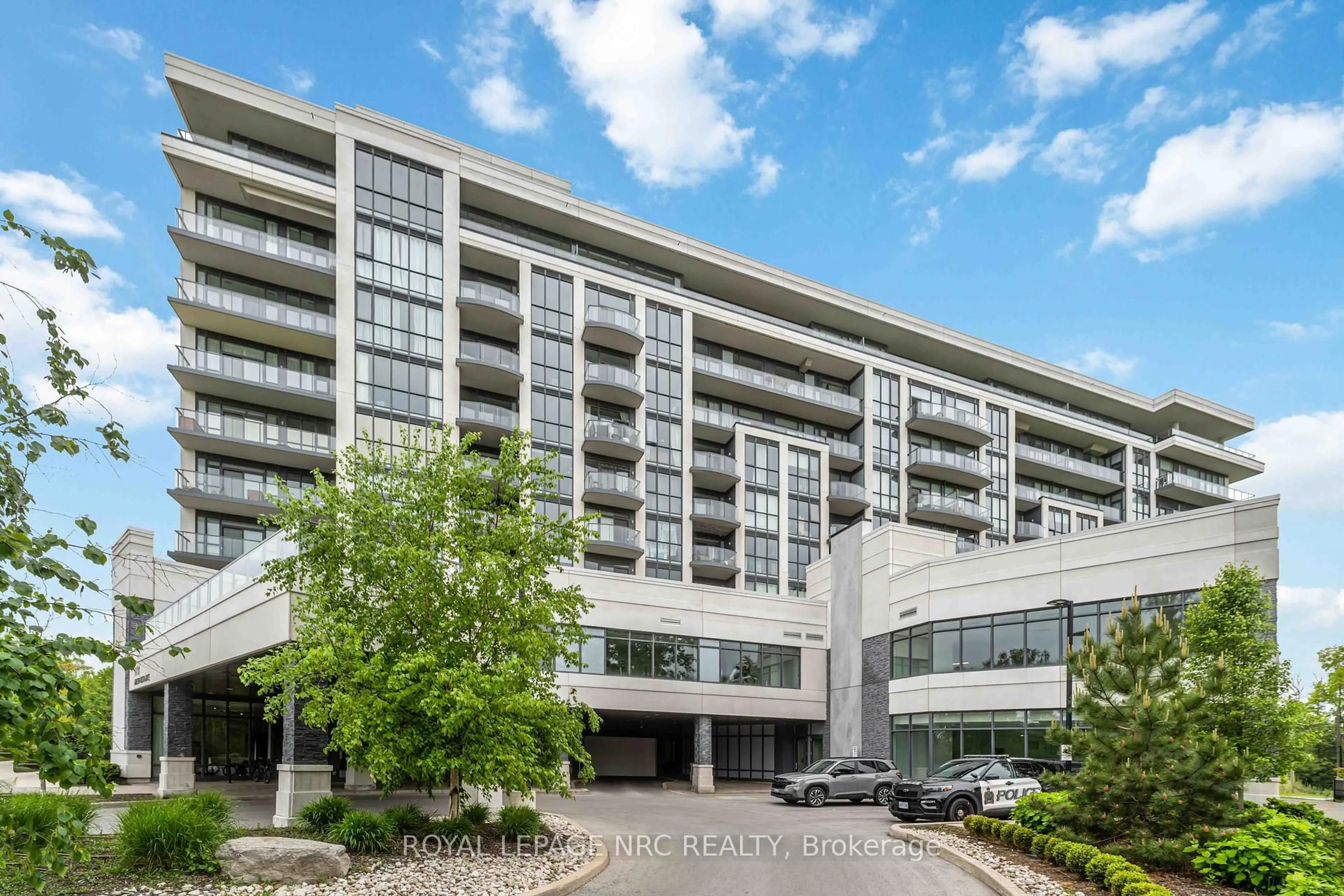 Indoor foyer for 7711 Green Ave #905, Niagara Falls Ontario L2G 0Y9