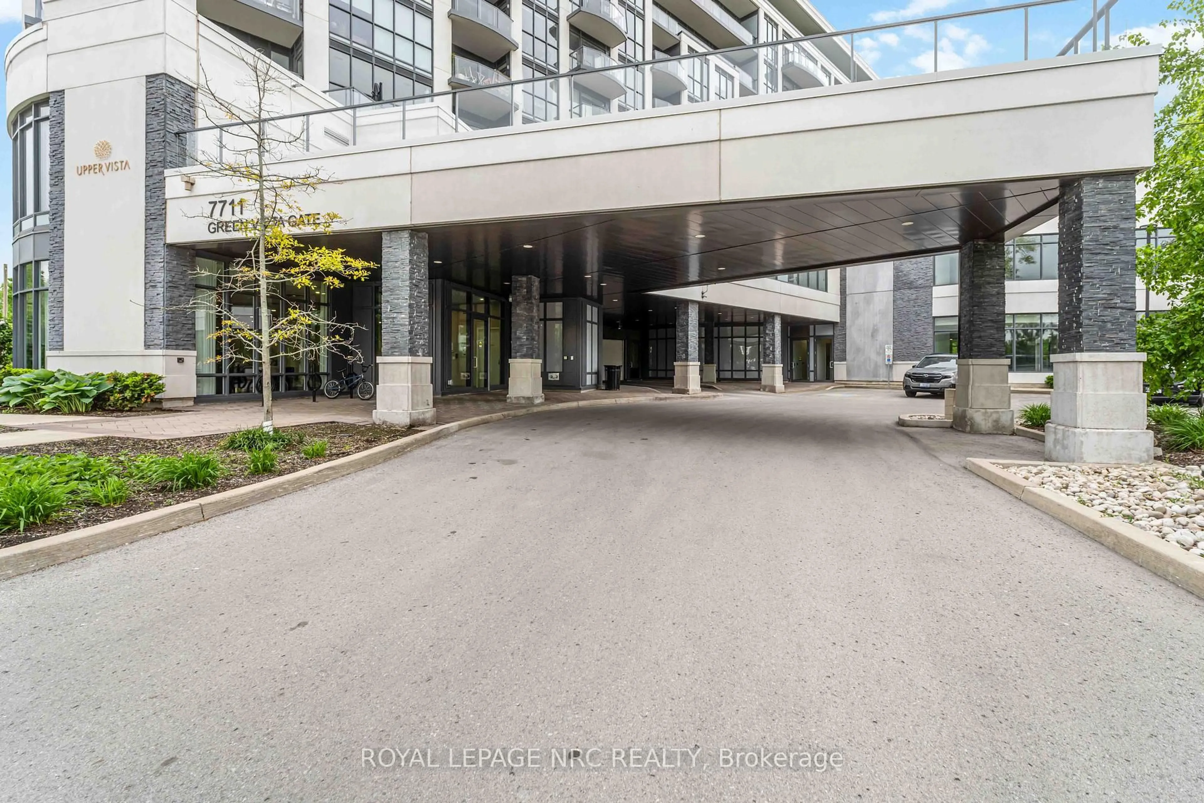 Indoor foyer for 7711 Green Vista Gate #905, Niagara Falls Ontario L2G 0Y9