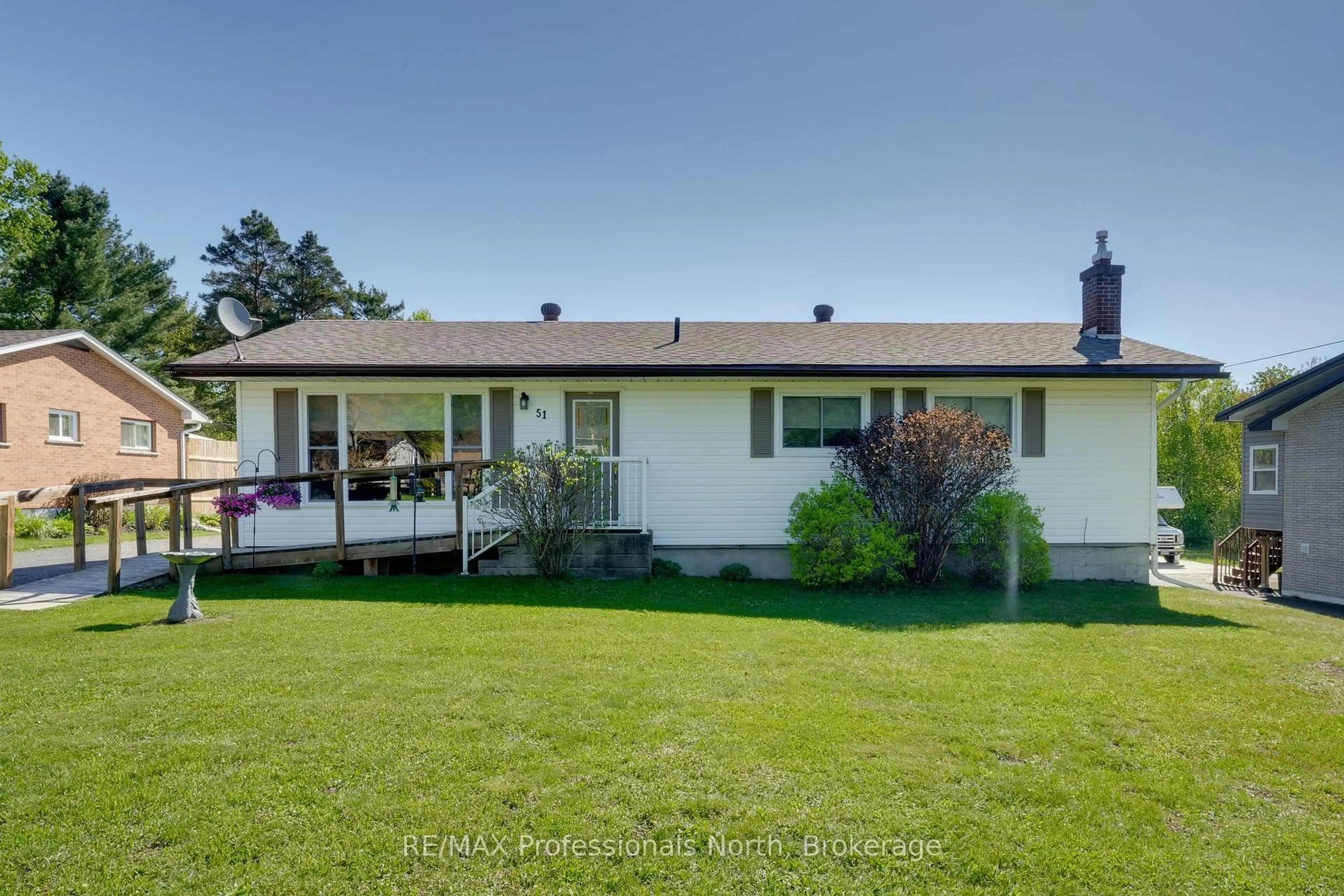 A pic from outside/outdoor area/front of a property/back of a property/a pic from drone, unknown for 51 John St, Sundridge Ontario P0A 1Z0