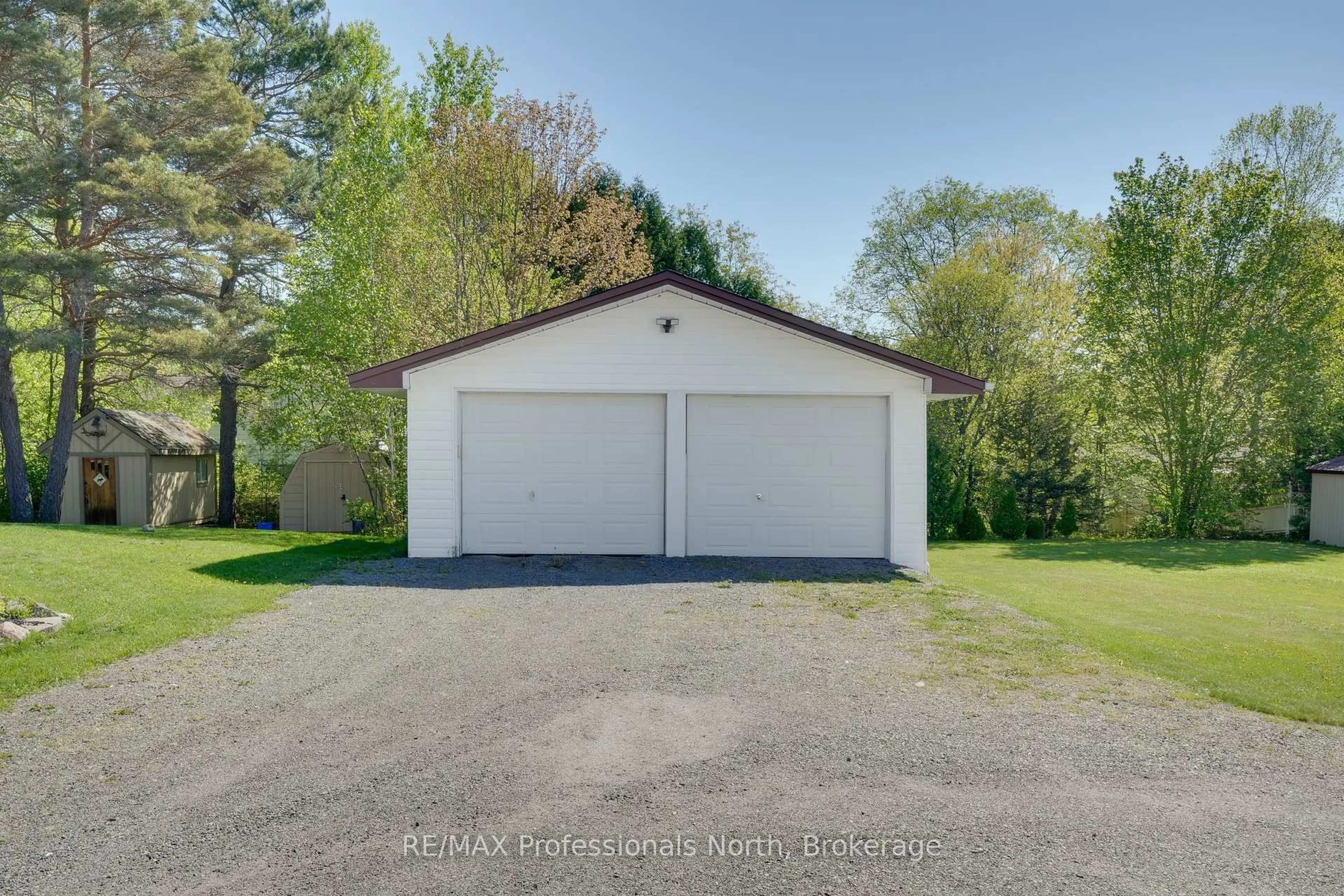 Indoor garage for 51 John St, Sundridge Ontario P0A 1Z0