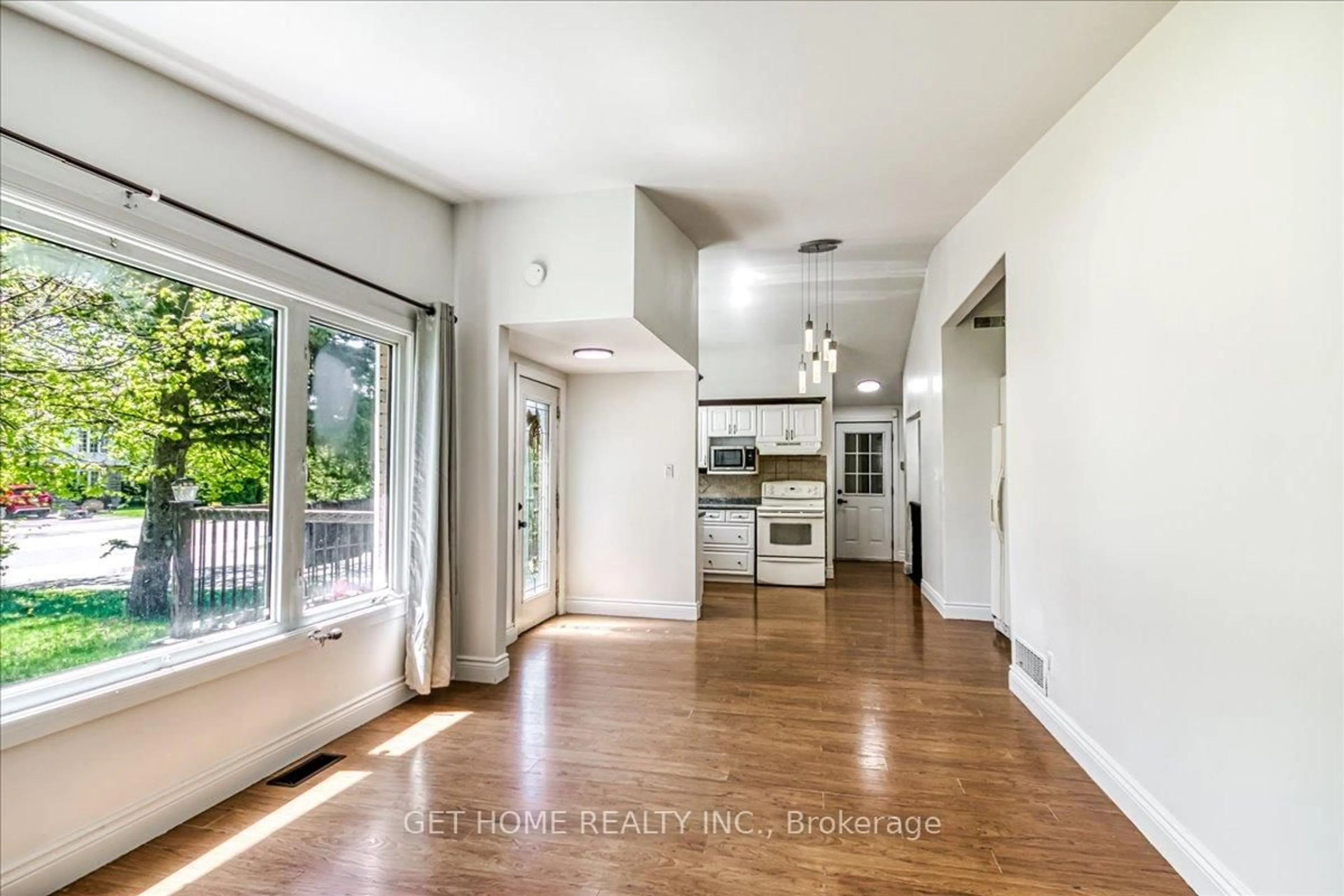 Indoor entryway for 1760 Madison Ave, Greater Sudbury Ontario P3A 2P2