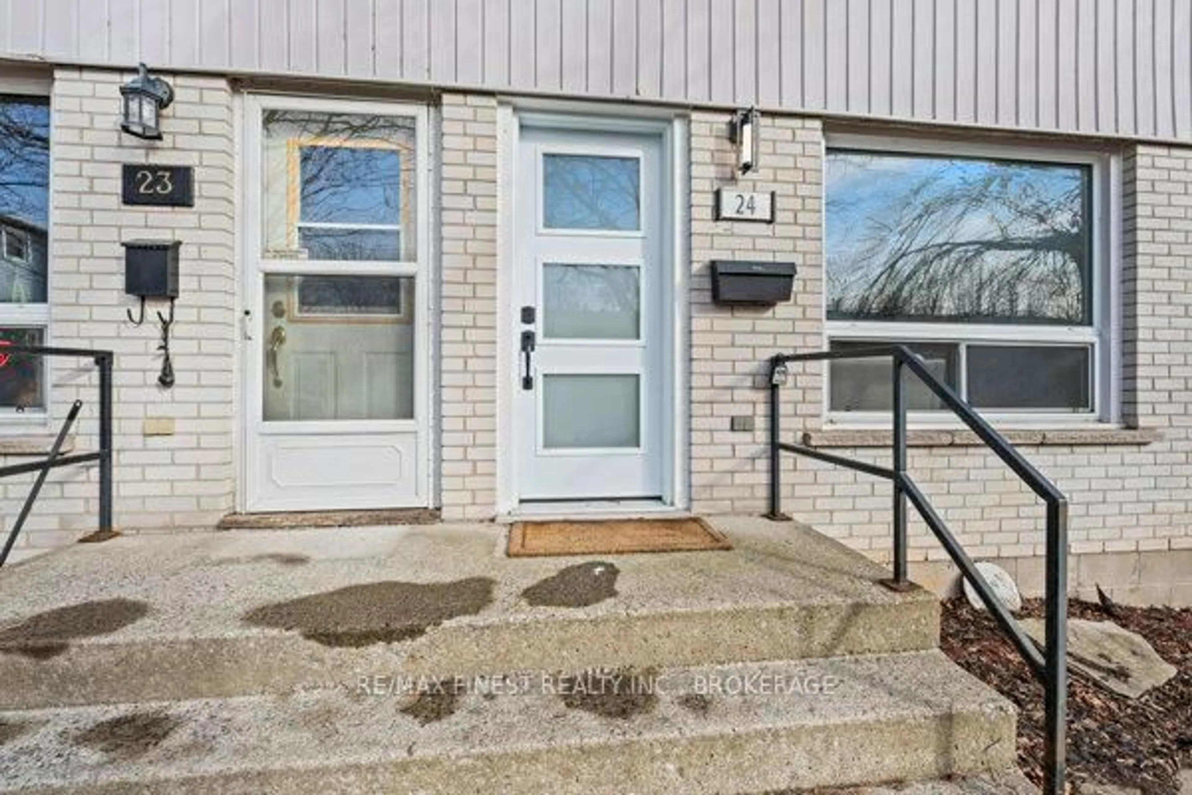 Indoor entryway for 4427 Bath Rd #24, Loyalist Ontario K7N 1A1