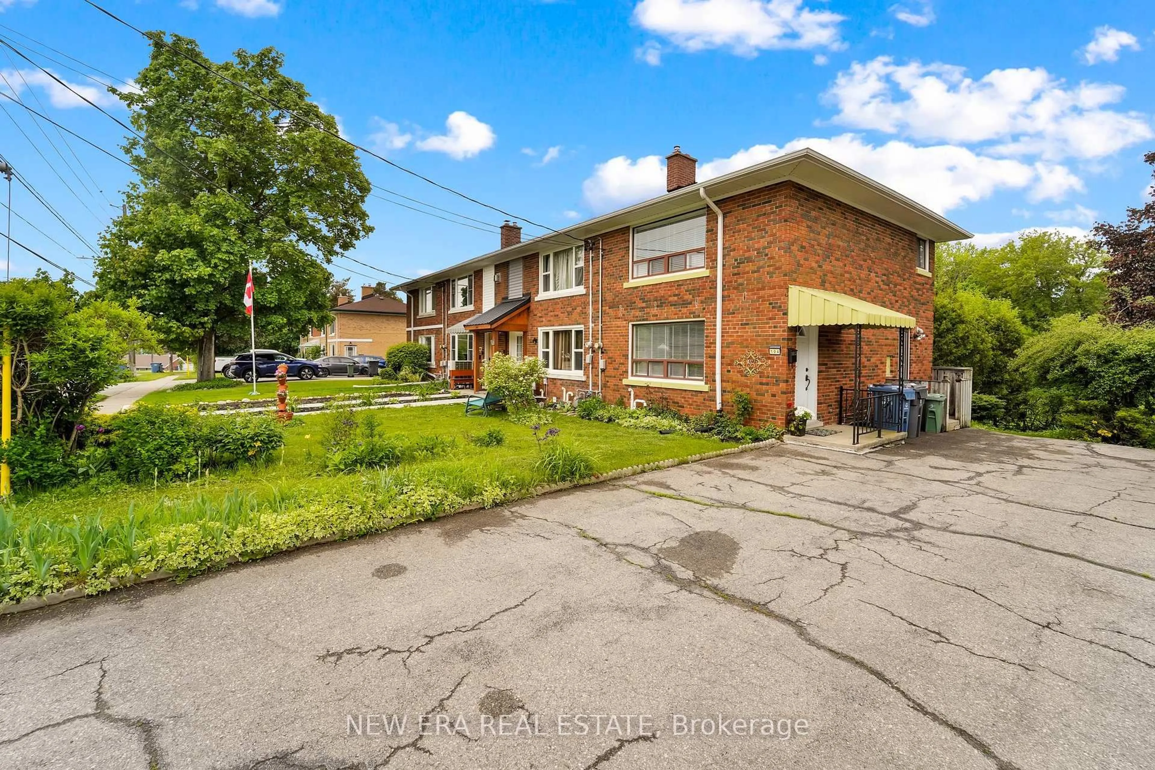 A pic from outside/outdoor area/front of a property/back of a property/a pic from drone, street for 104 Waverley Dr, Guelph Ontario N1E 3G8