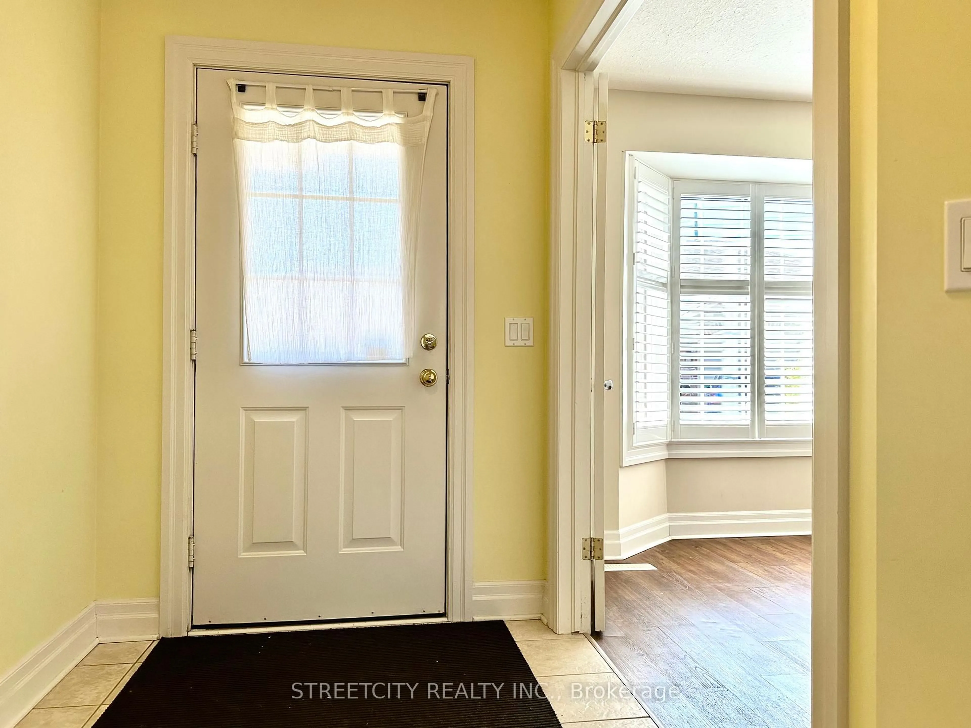 Indoor entryway for 1625 ATTAWANDARON Rd #3, London North Ontario N6G 3M5