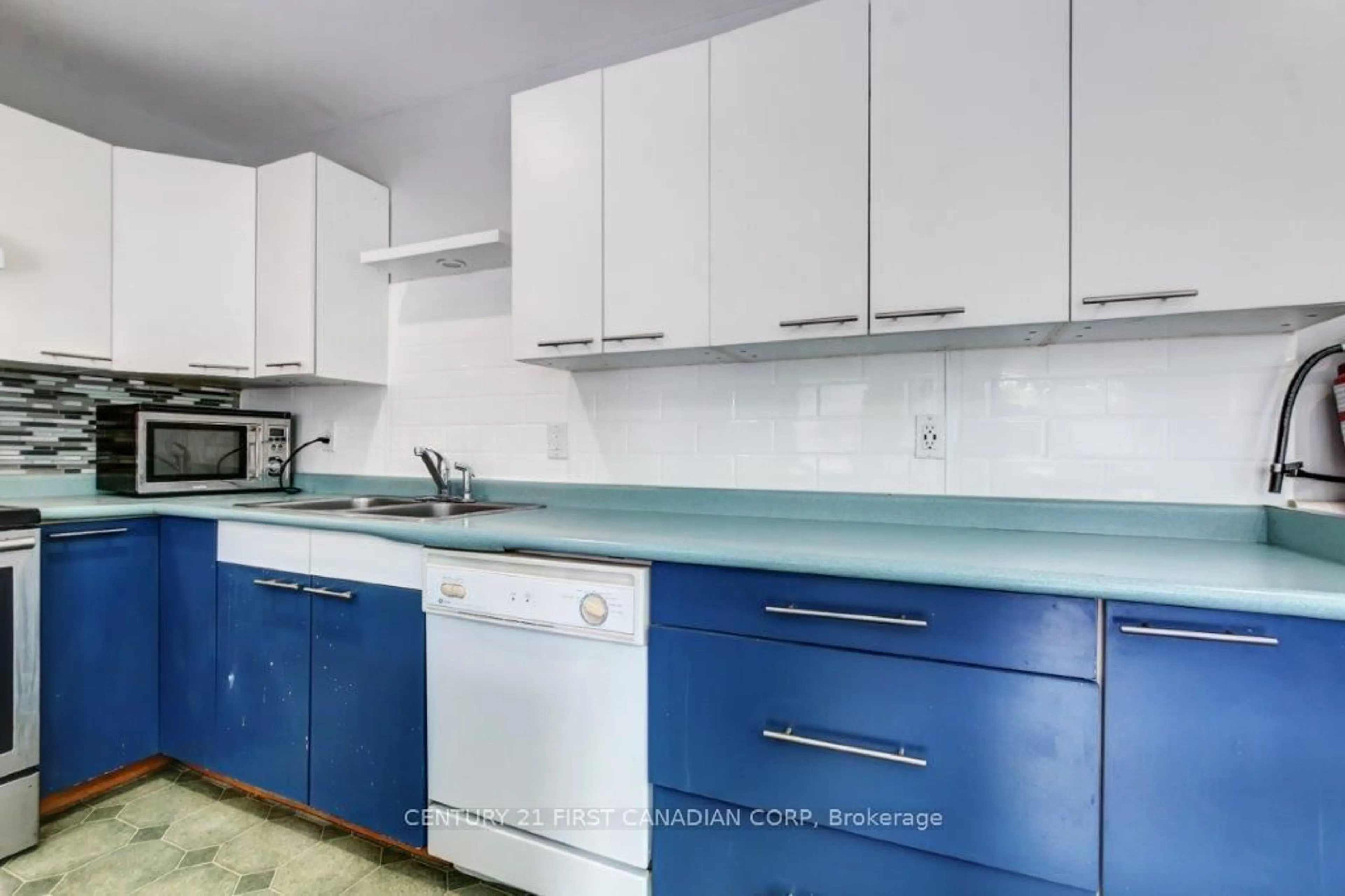 Standard kitchen, ceramic/tile floor for 776 Quebec St, London East Ontario N5Y 1X4