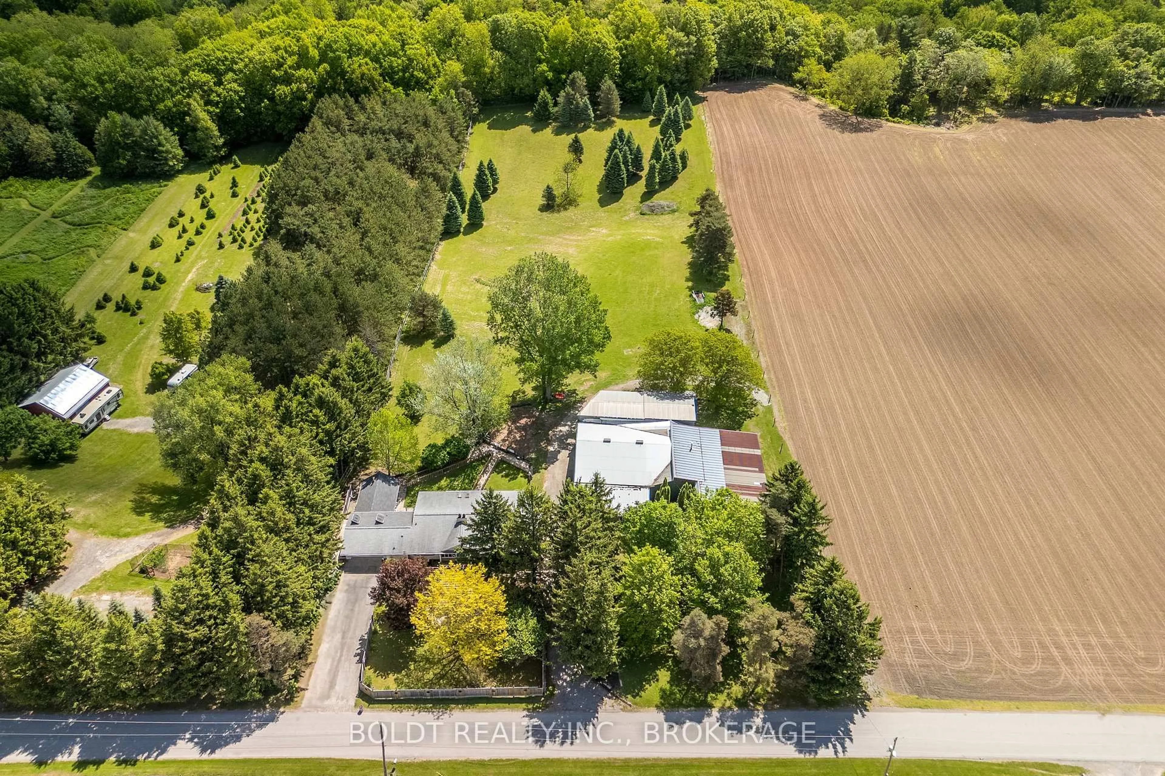 A pic from outside/outdoor area/front of a property/back of a property/a pic from drone, forest/trees view for 2010 Hansler St, Pelham Ontario L0S 1M0