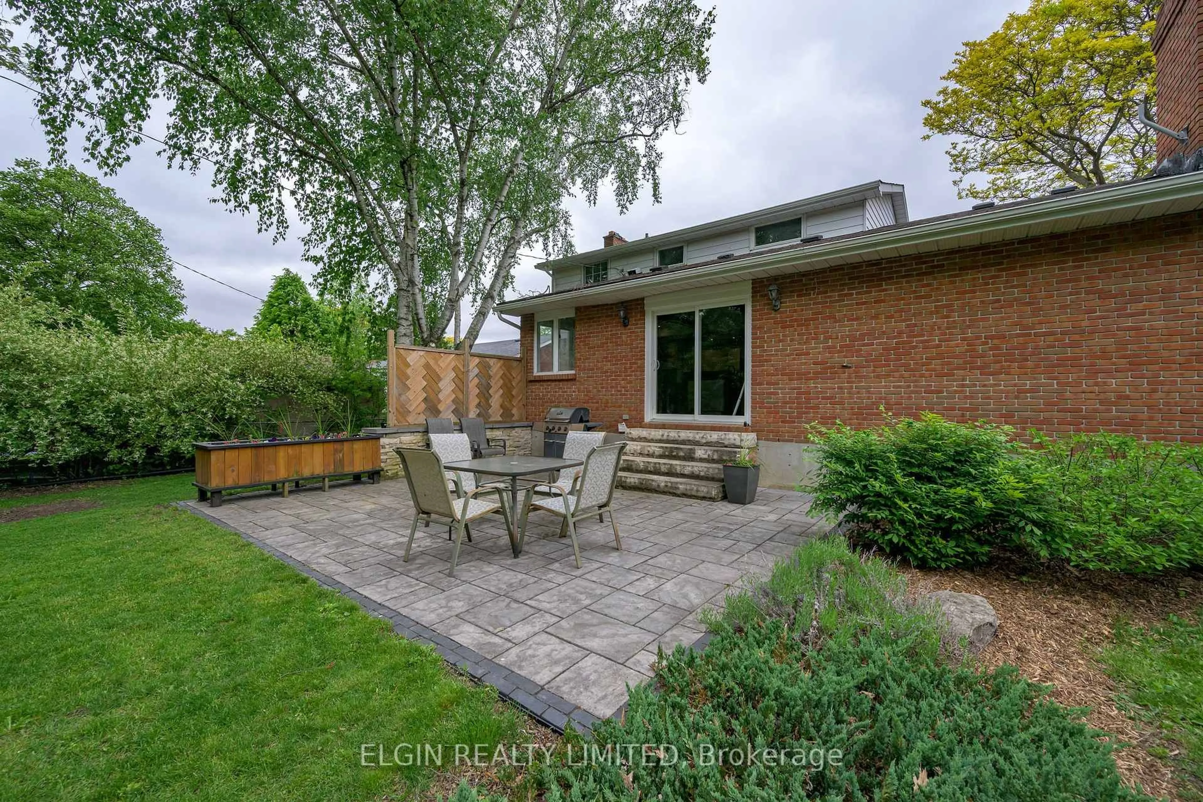 Patio, street for 17 Glanworth Ave, St. Thomas Ontario N5R 1E5