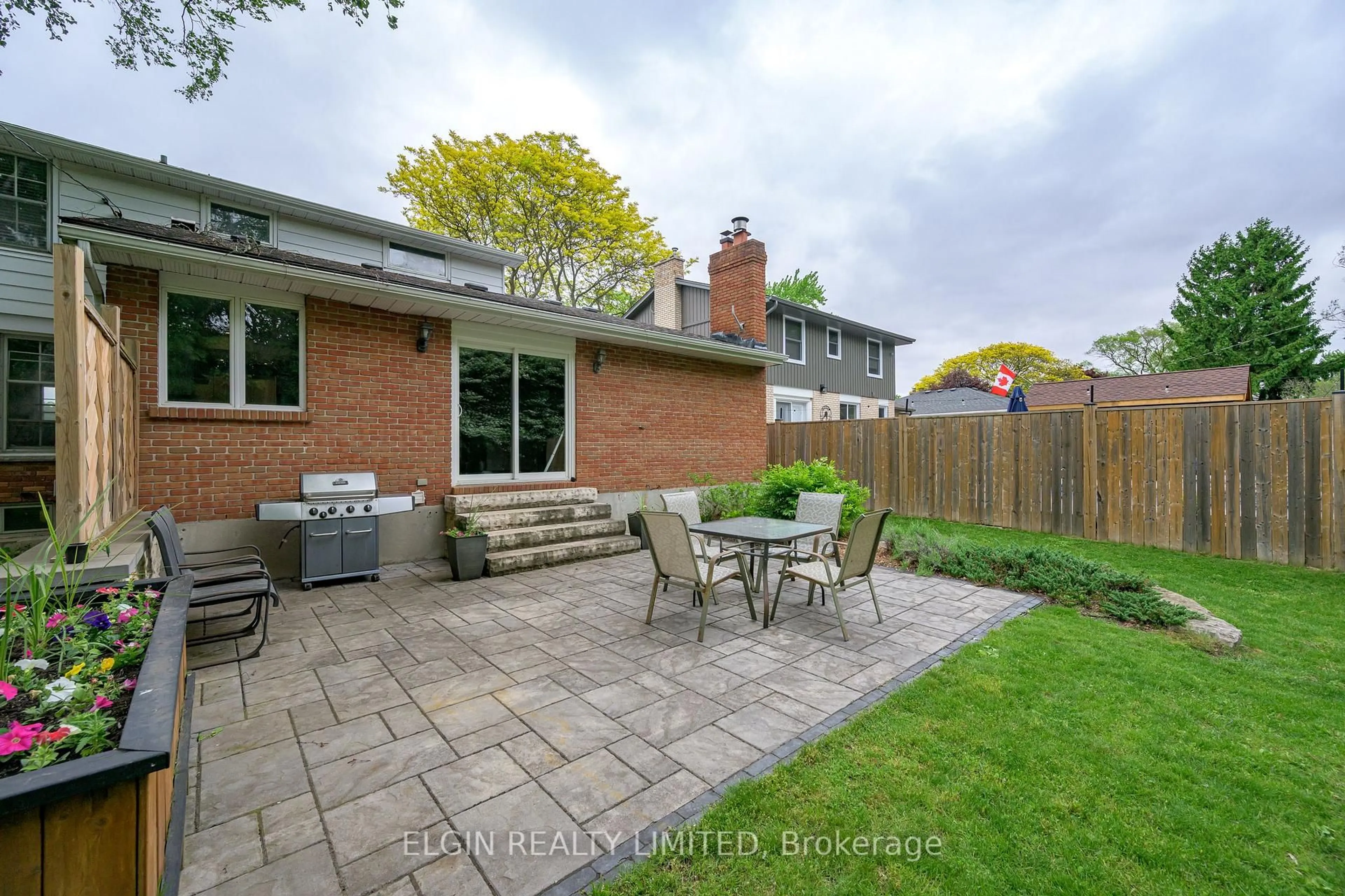 Patio, street for 17 Glanworth Ave, St. Thomas Ontario N5R 1E5