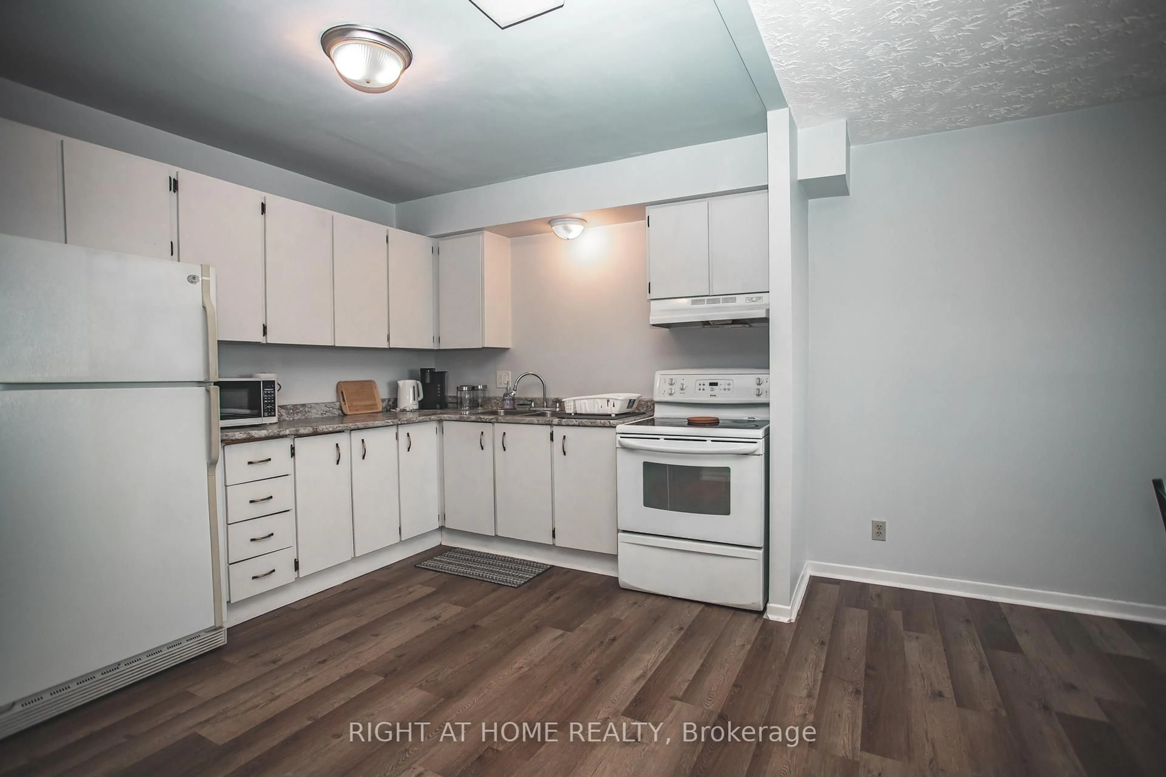 Standard kitchen, unknown for 92 Farquhar Pl, Elliot Lake Ontario P5A 3H9