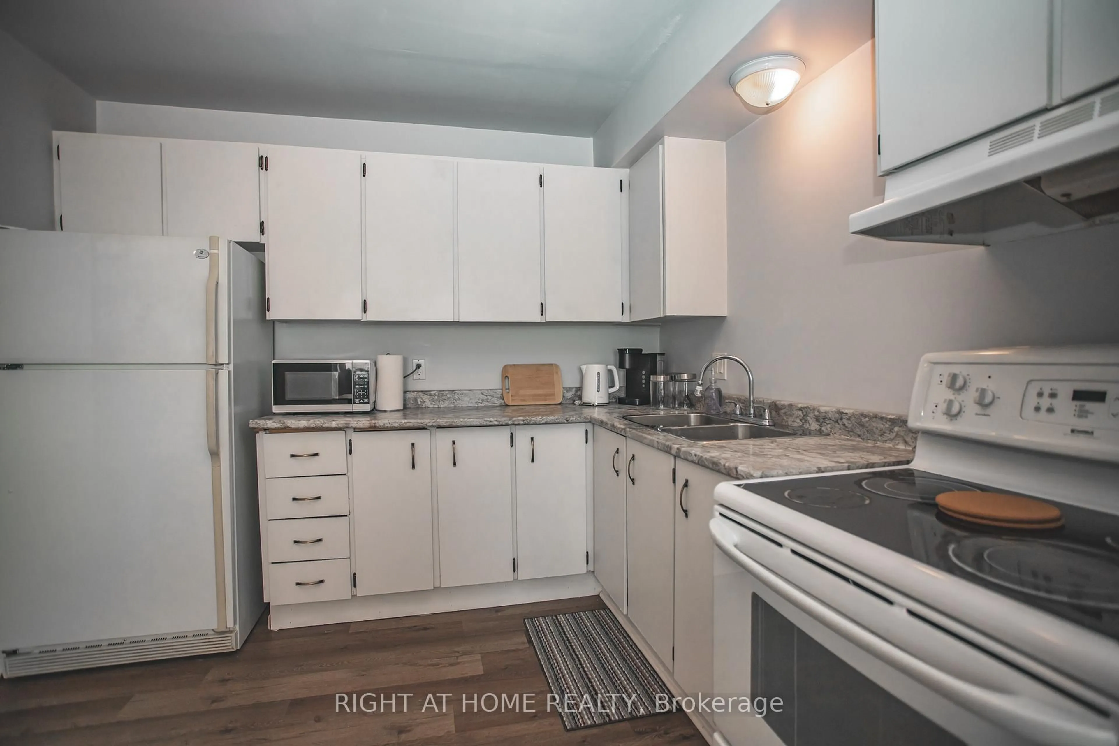 Standard kitchen, unknown for 92 Farquhar Pl, Elliot Lake Ontario P5A 3H9
