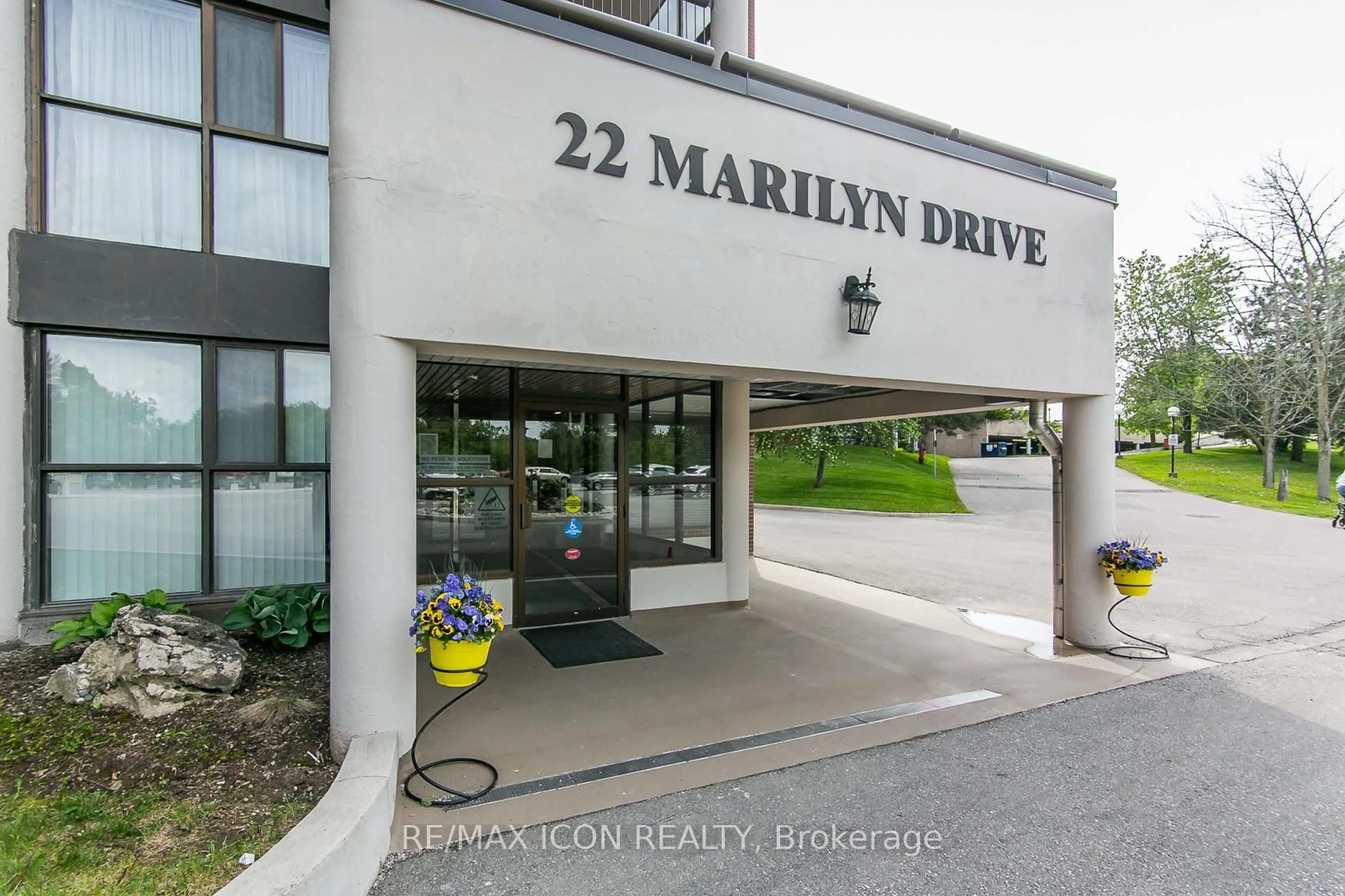 Indoor foyer for 22 Marilyn Dr #508, Guelph Ontario N1H 7T1