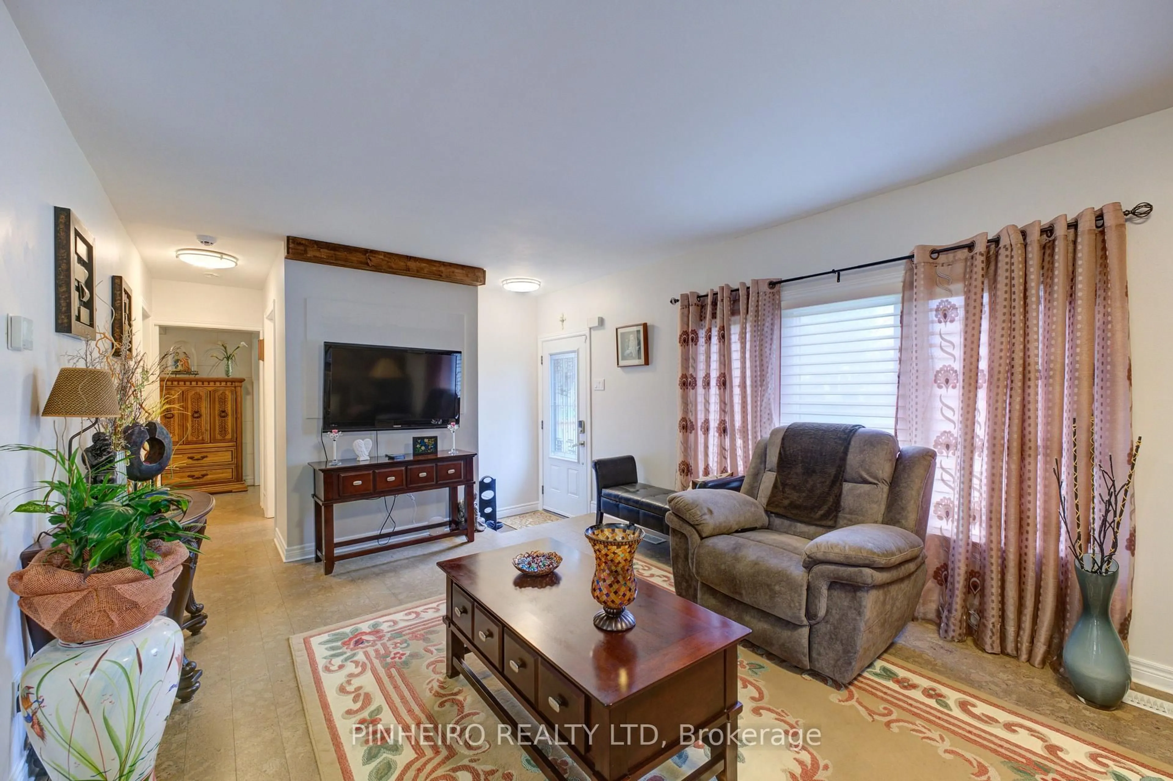 Living room with furniture, unknown for 1975 Royal Cres, London East Ontario N5V 1N6
