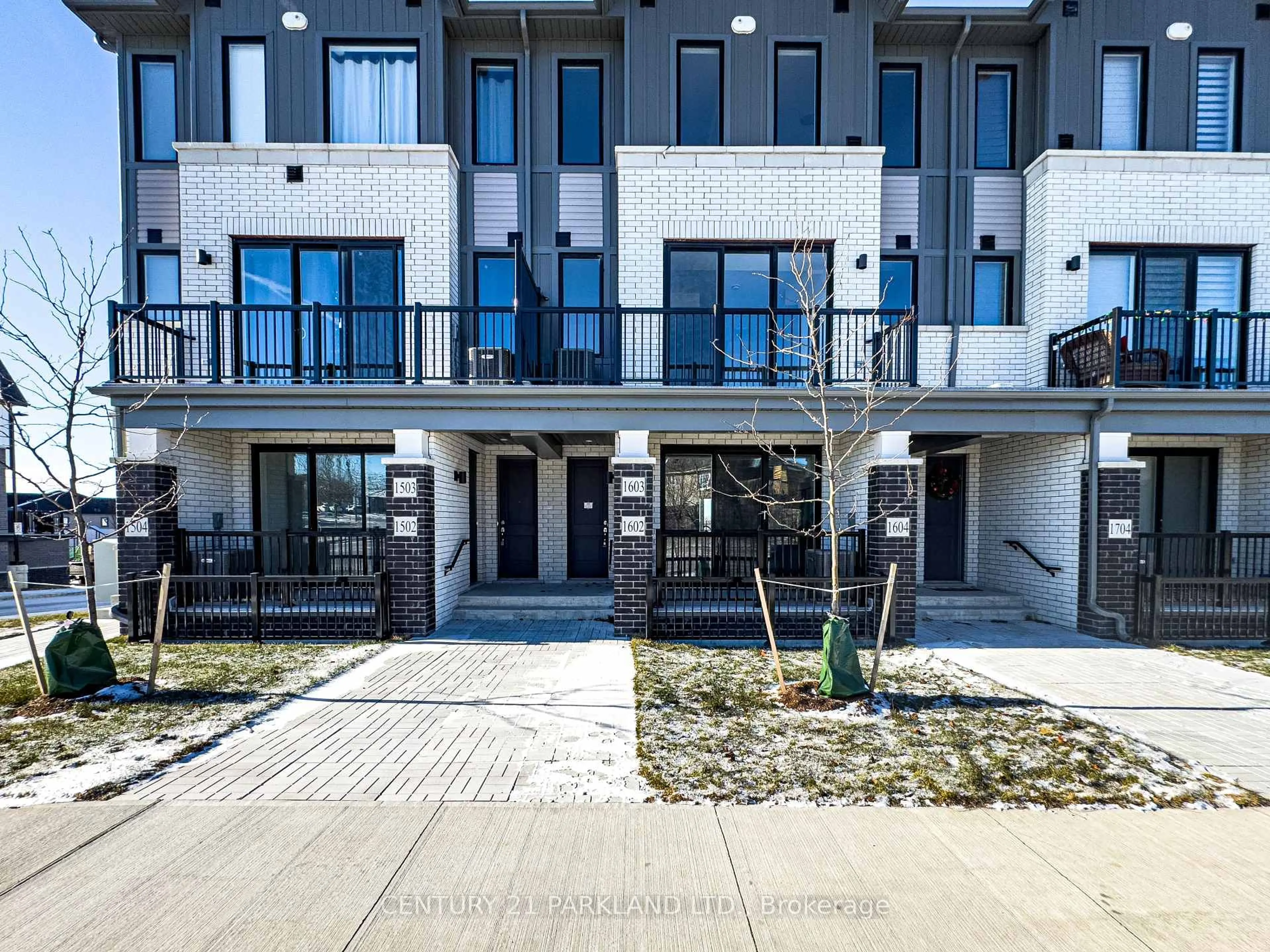 Patio, street for 160 Densmore Rd #1602, Cobourg Ontario K9A 4J9