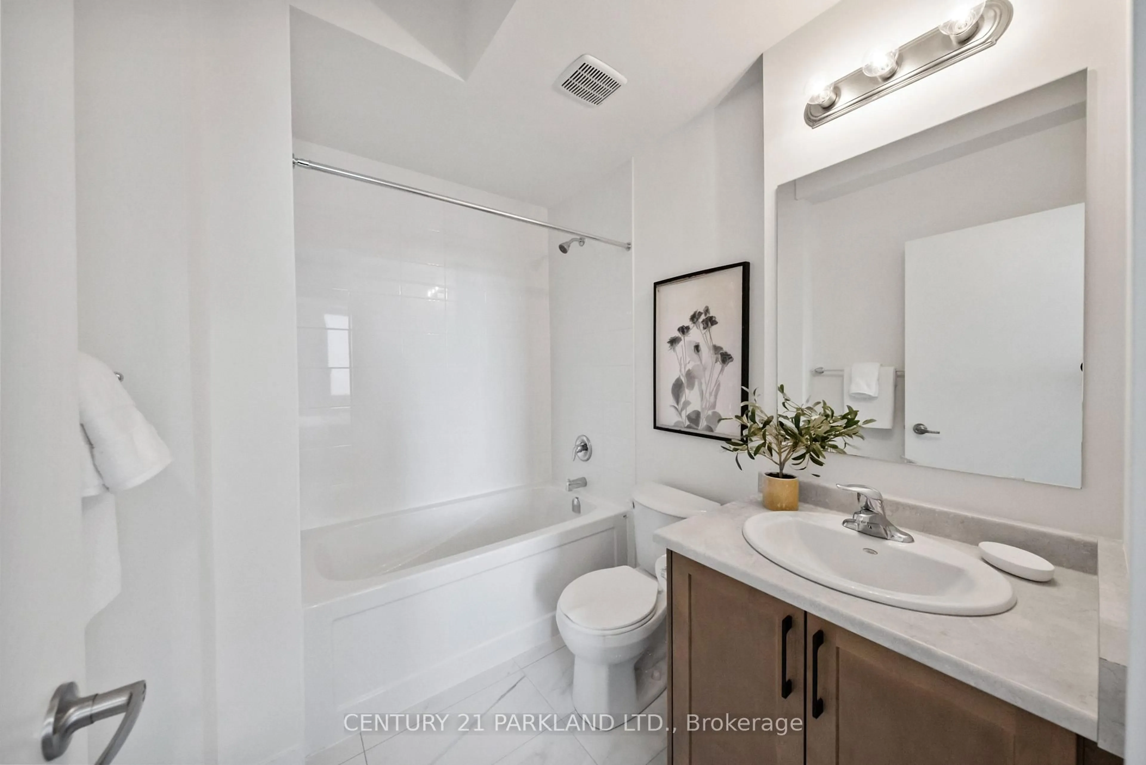 Standard bathroom, ceramic/tile floor for 160 Densmore Rd #1602, Cobourg Ontario K9A 4J9