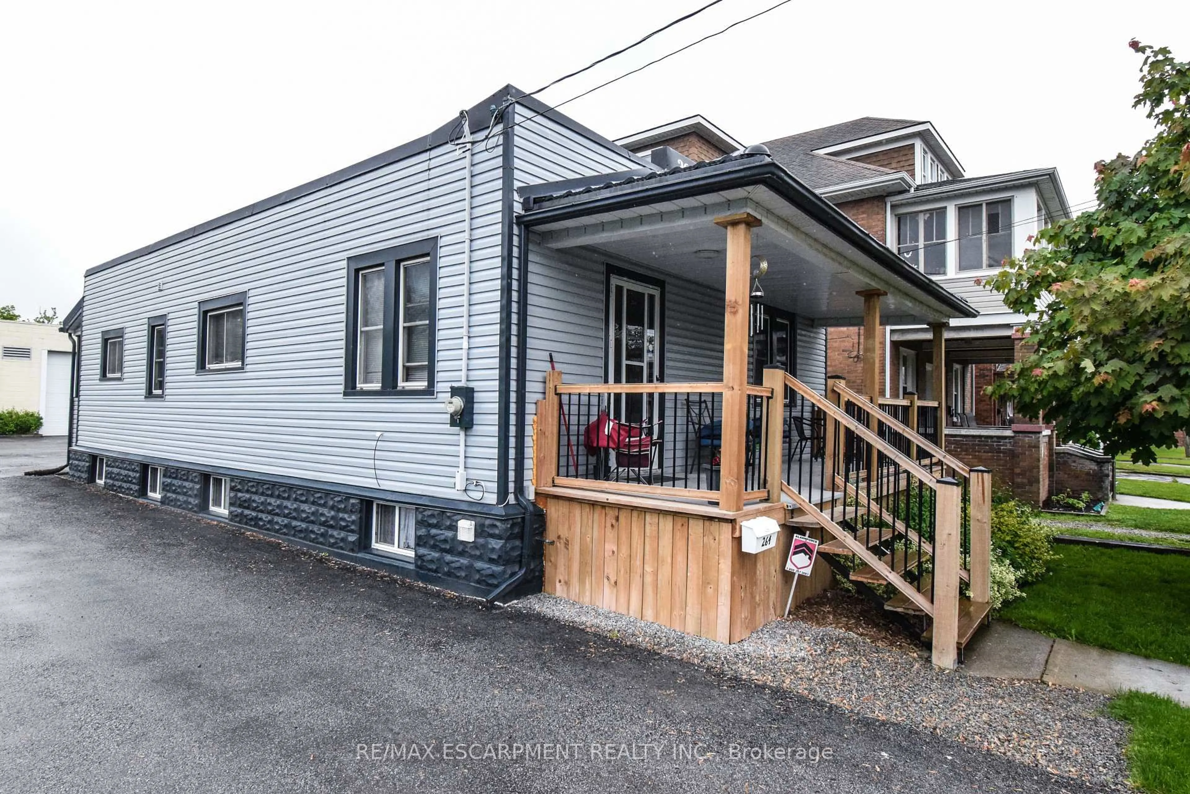 Home with vinyl exterior material, street for 264 Hellems Ave, Welland Ontario L3B 3B7