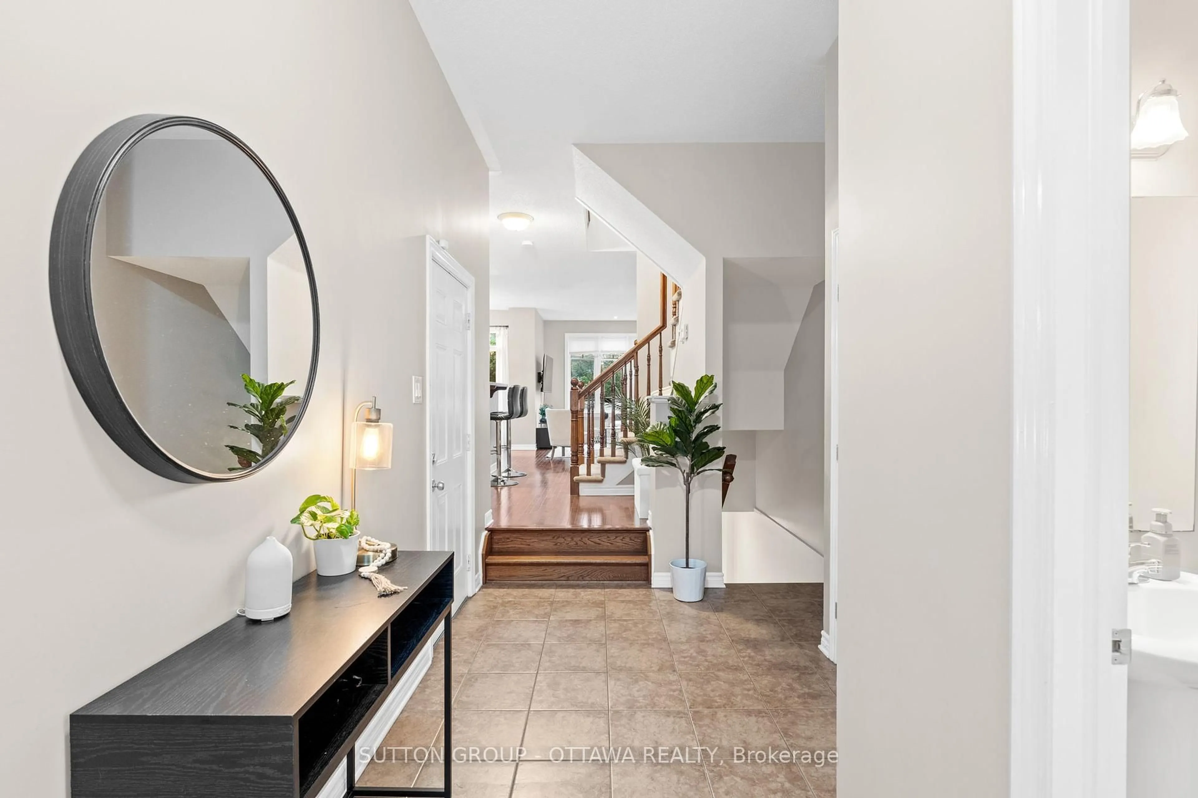 Indoor entryway for 324 Horseshoe Cres, Ottawa Ontario K2S 0B6
