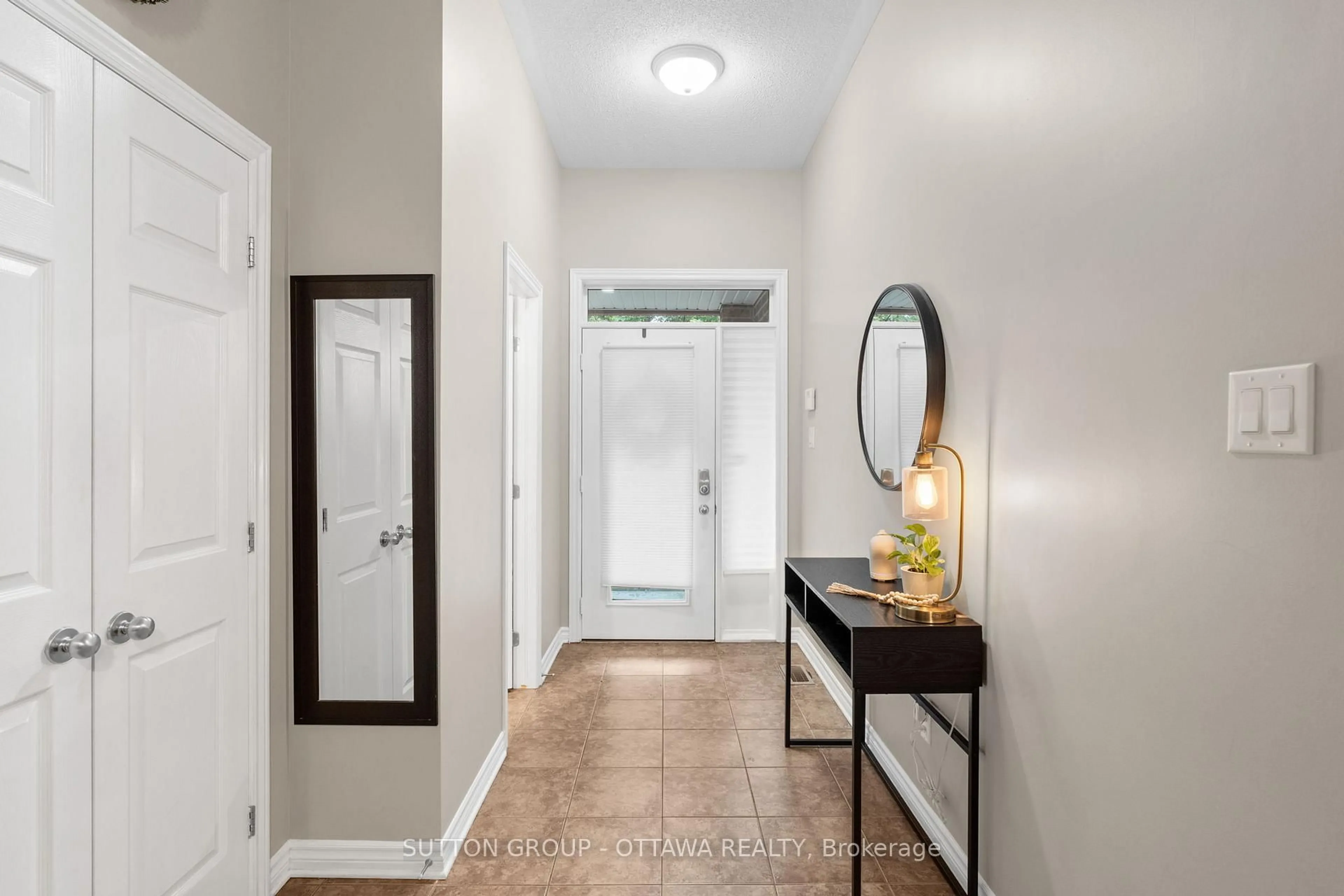 Indoor entryway for 324 Horseshoe Cres, Ottawa Ontario K2S 0B6