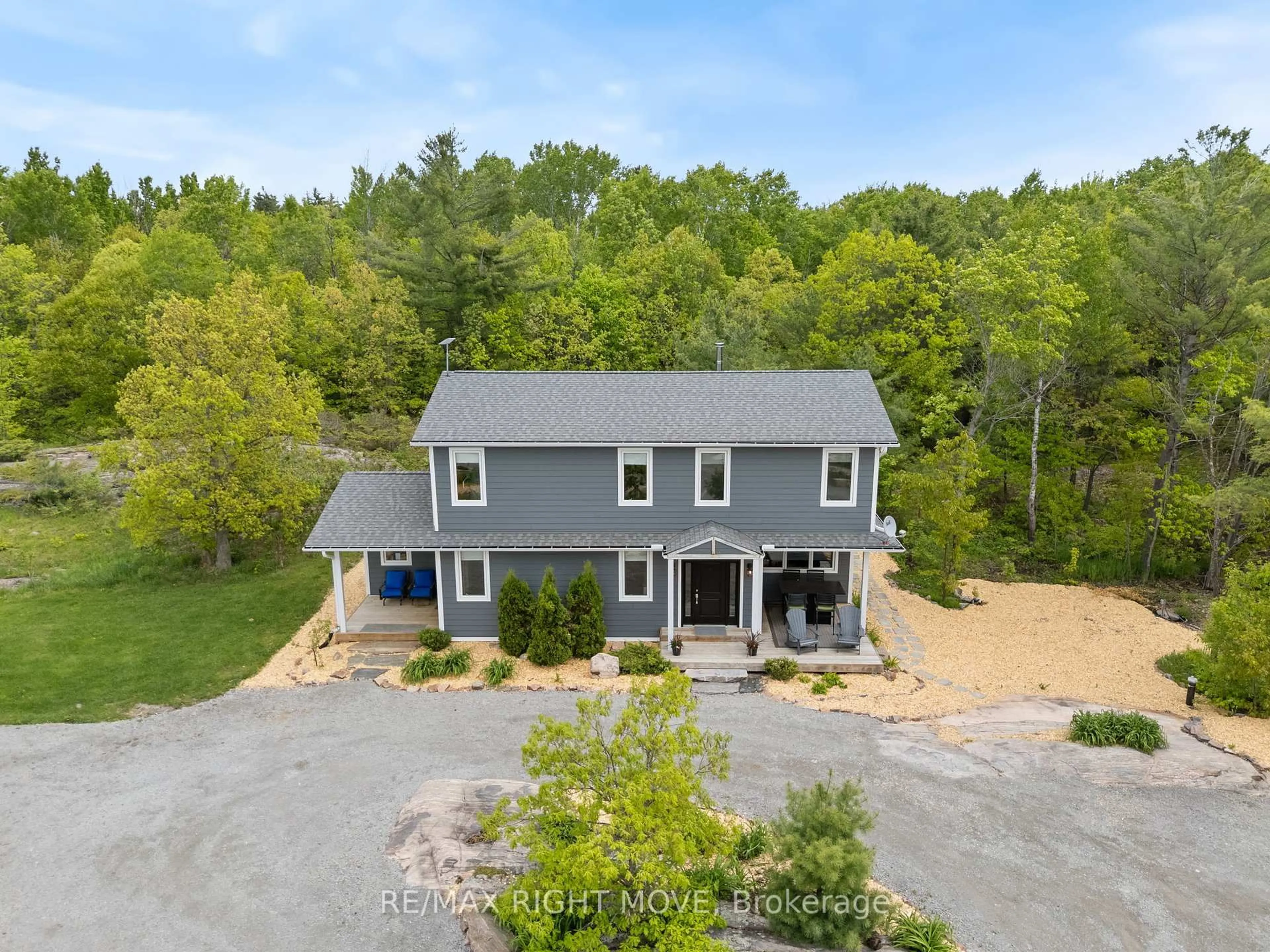 A pic from outside/outdoor area/front of a property/back of a property/a pic from drone, unknown for 1432 Honey Harbour Rd, Georgian Bay Ontario L0K 1S0