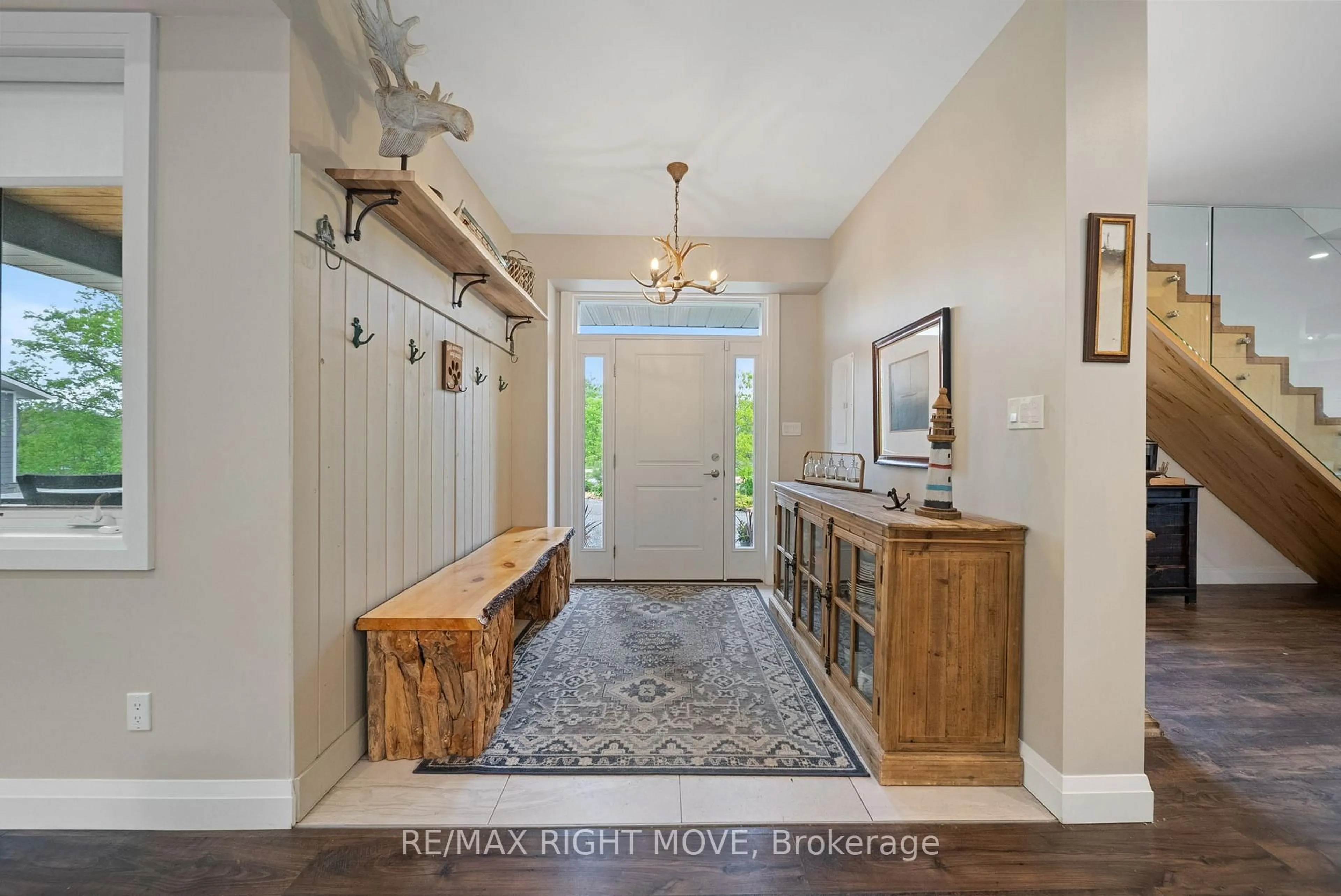 Indoor entryway for 1432 Honey Harbour Rd, Georgian Bay Ontario L0K 1S0