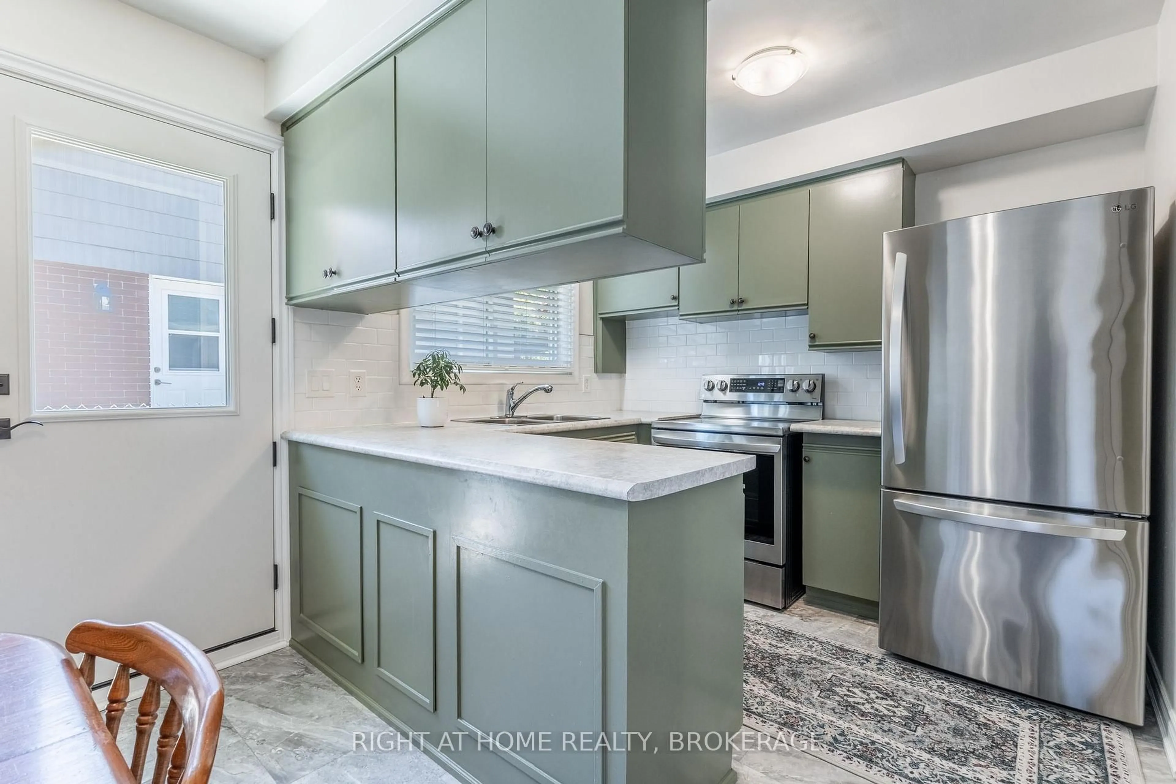 Open concept kitchen, unknown for 26 Nova Dr, Hamilton Ontario L8T 2P3