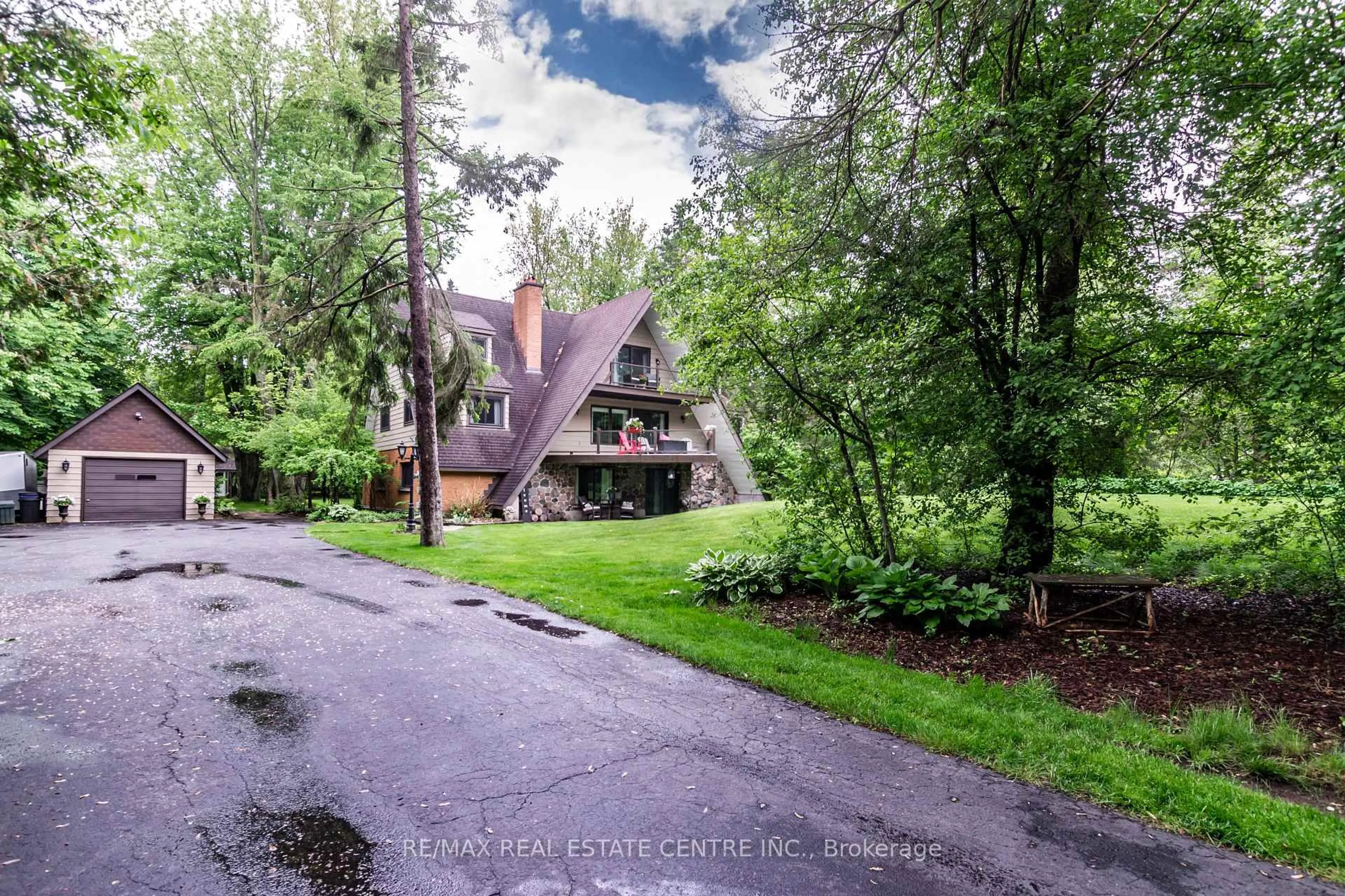 A pic from outside/outdoor area/front of a property/back of a property/a pic from drone, street for 6607 Ellis Rd, Puslinch Ontario N3C 2V4