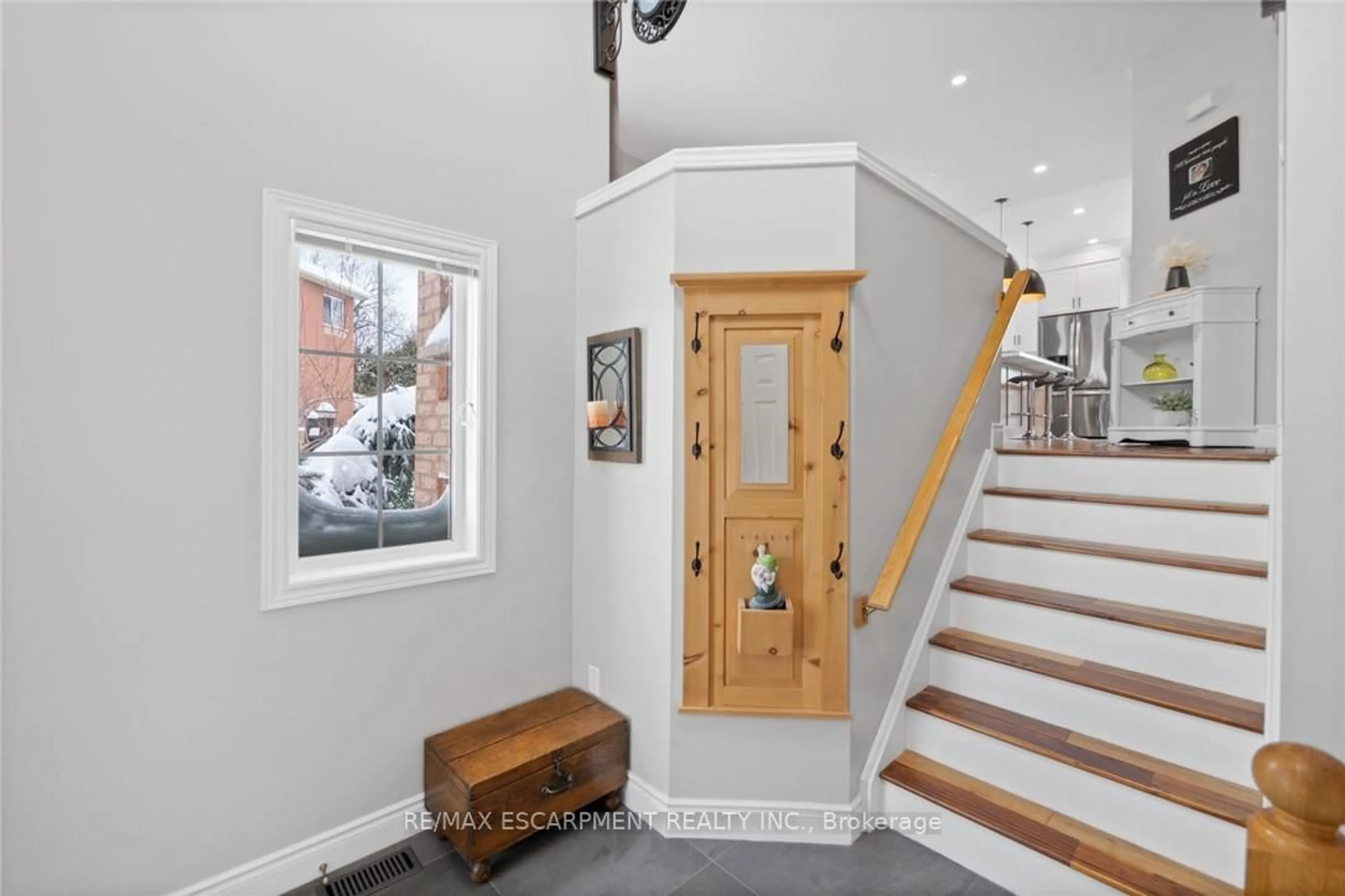 Indoor foyer for 46 Pentland Rd, Hamilton Ontario L8B 0P7