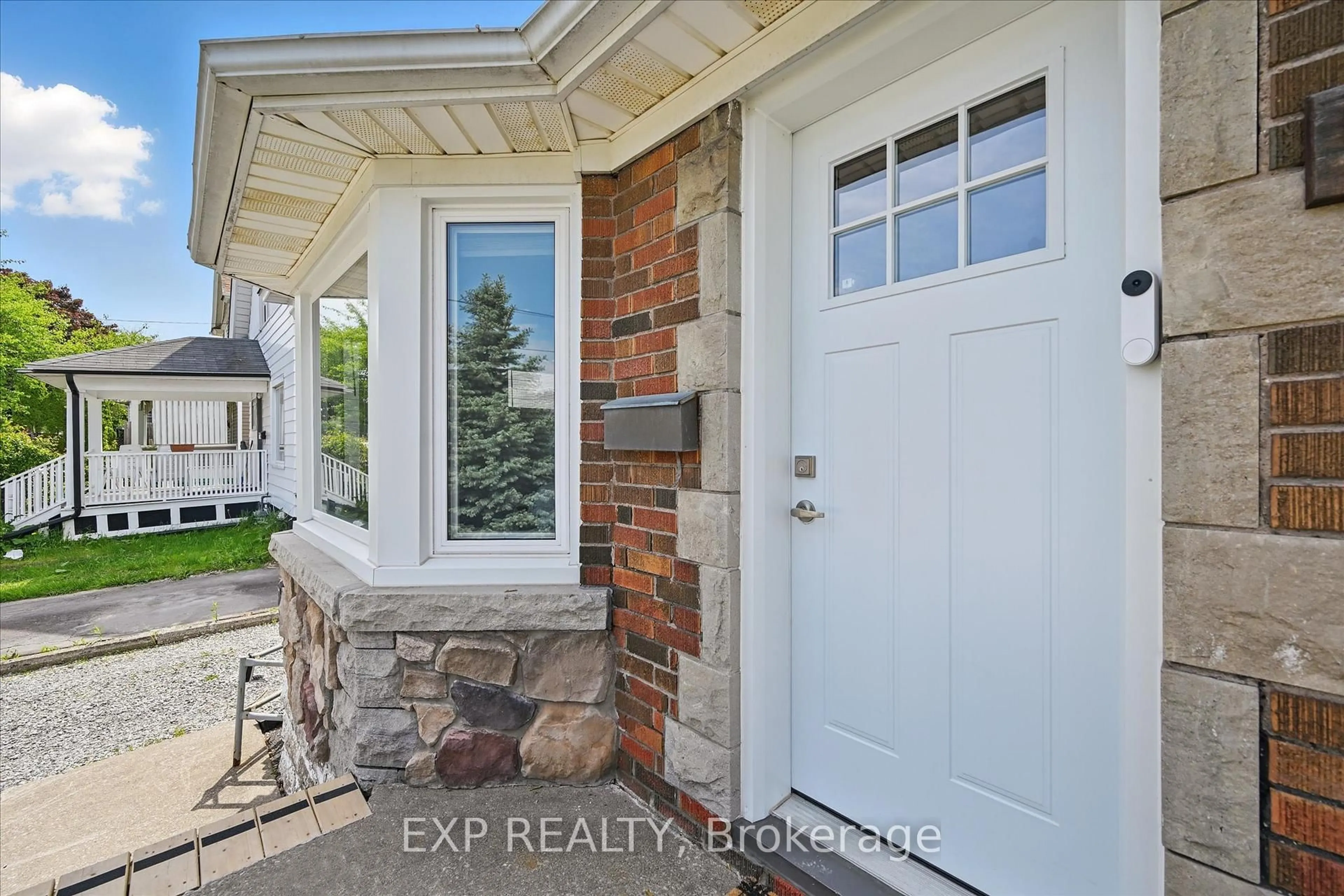 Indoor entryway for 5210 McRae St, Niagara Falls Ontario L2E 1P8