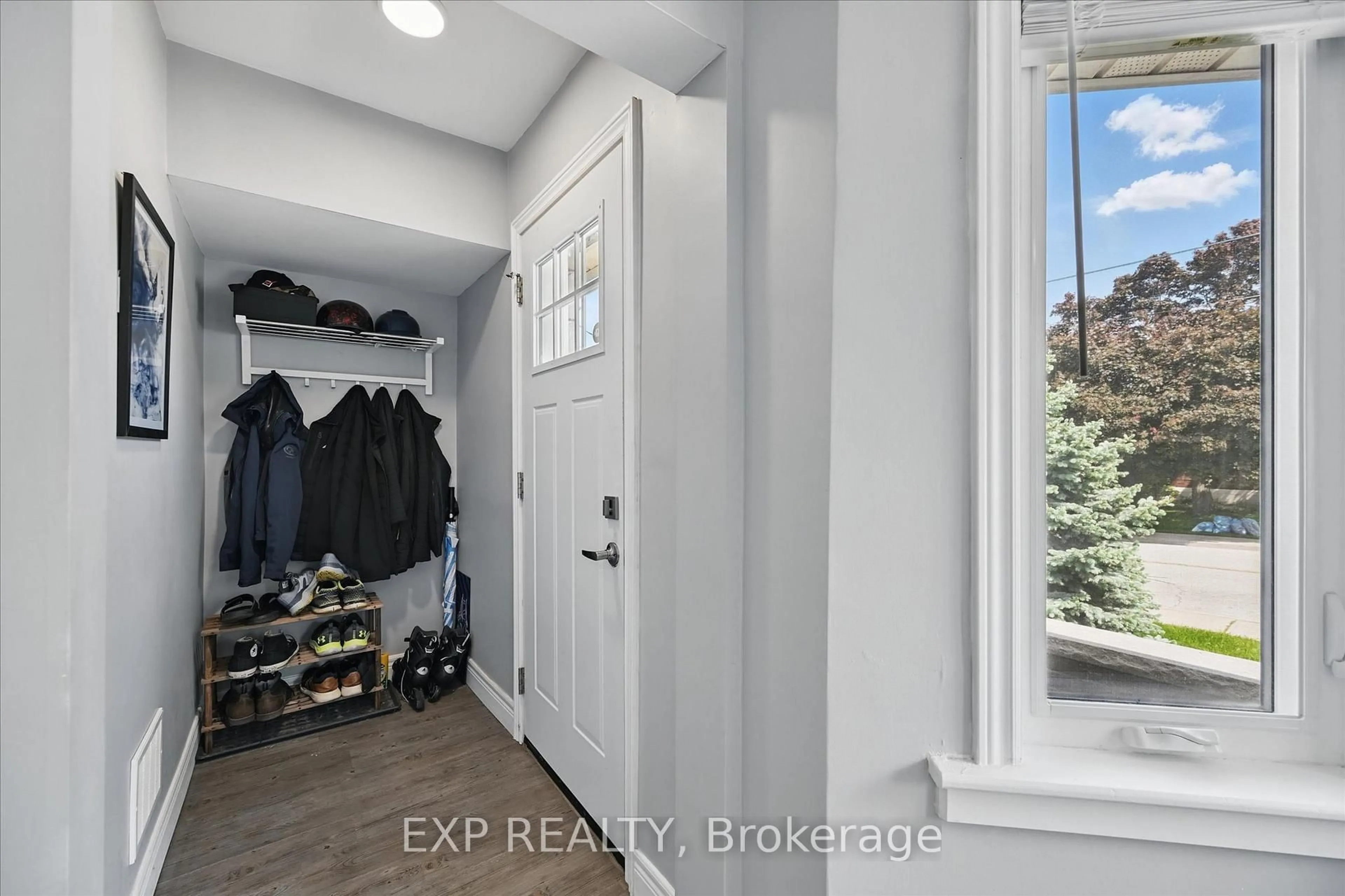 Indoor entryway for 5210 McRae St, Niagara Falls Ontario L2E 1P8