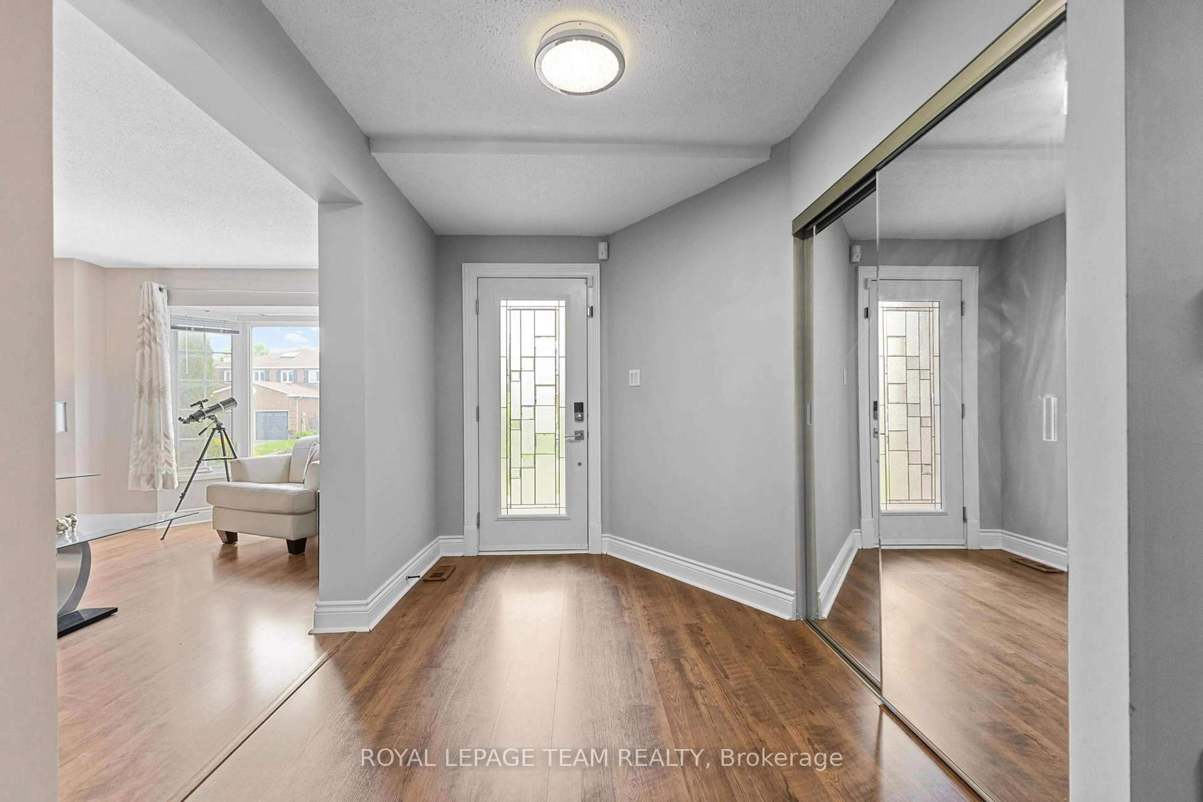 Indoor entryway for 81 Chickasaw Cres, Ottawa Ontario K2M 1M8
