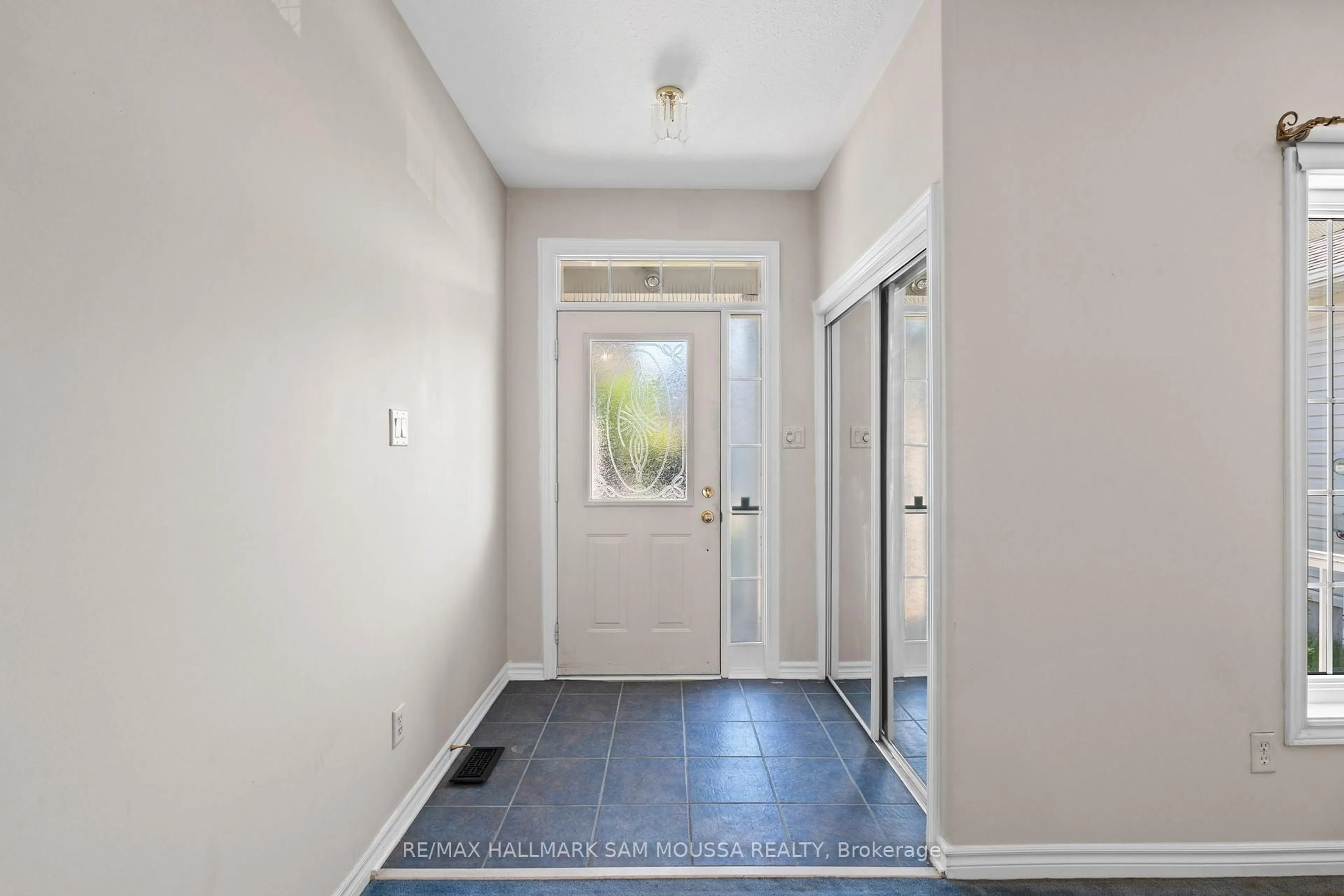 Indoor entryway for 731 Vermillion Dr, Ottawa Ontario K1V 1V9