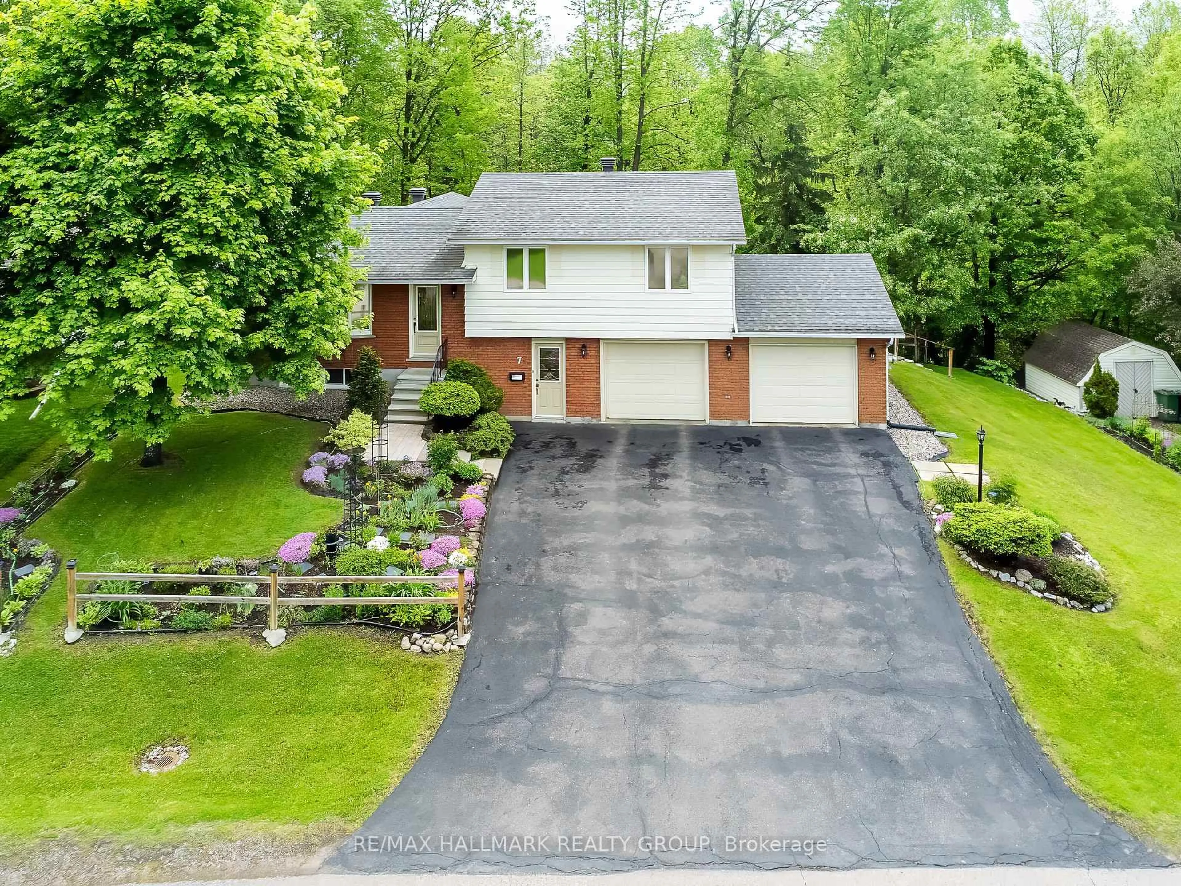 A pic from outside/outdoor area/front of a property/back of a property/a pic from drone, street for 7 Indian Crt, Laurentian Valley Ontario K8A 7V3