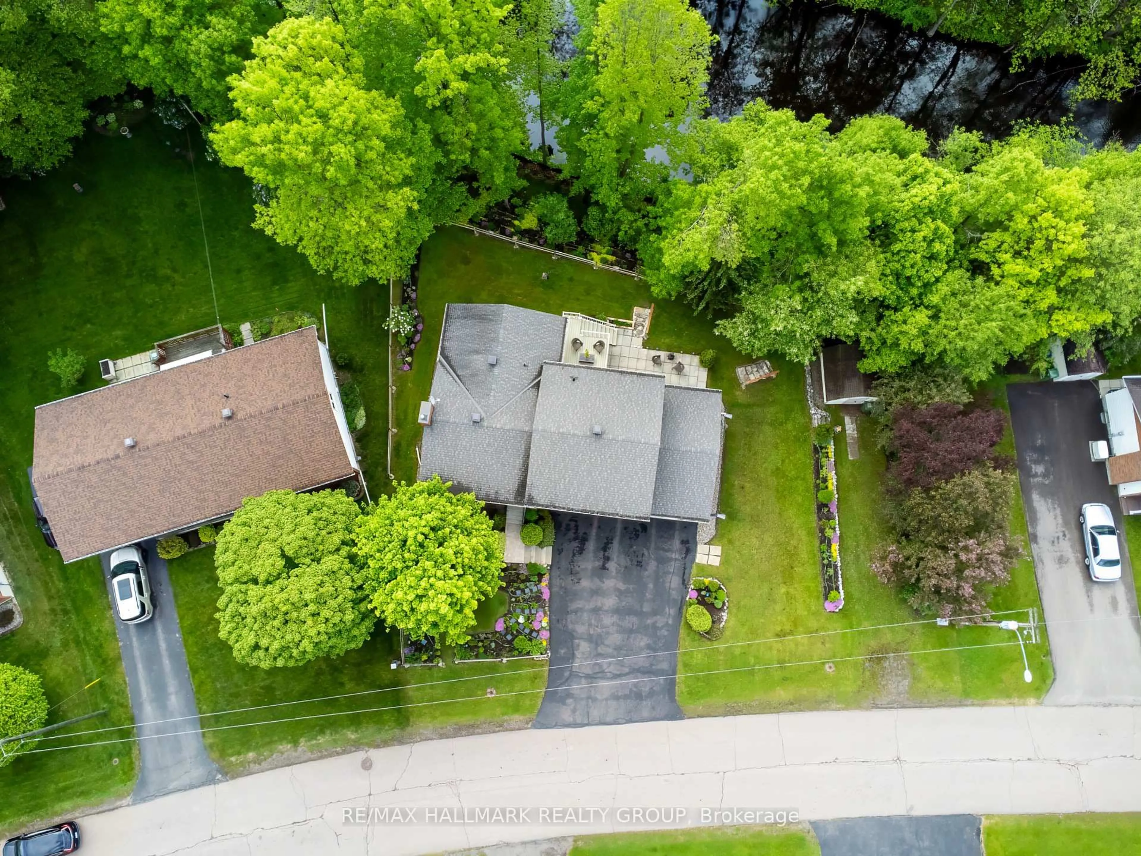 A pic from outside/outdoor area/front of a property/back of a property/a pic from drone, street for 7 Indian Crt, Laurentian Valley Ontario K8A 7V3