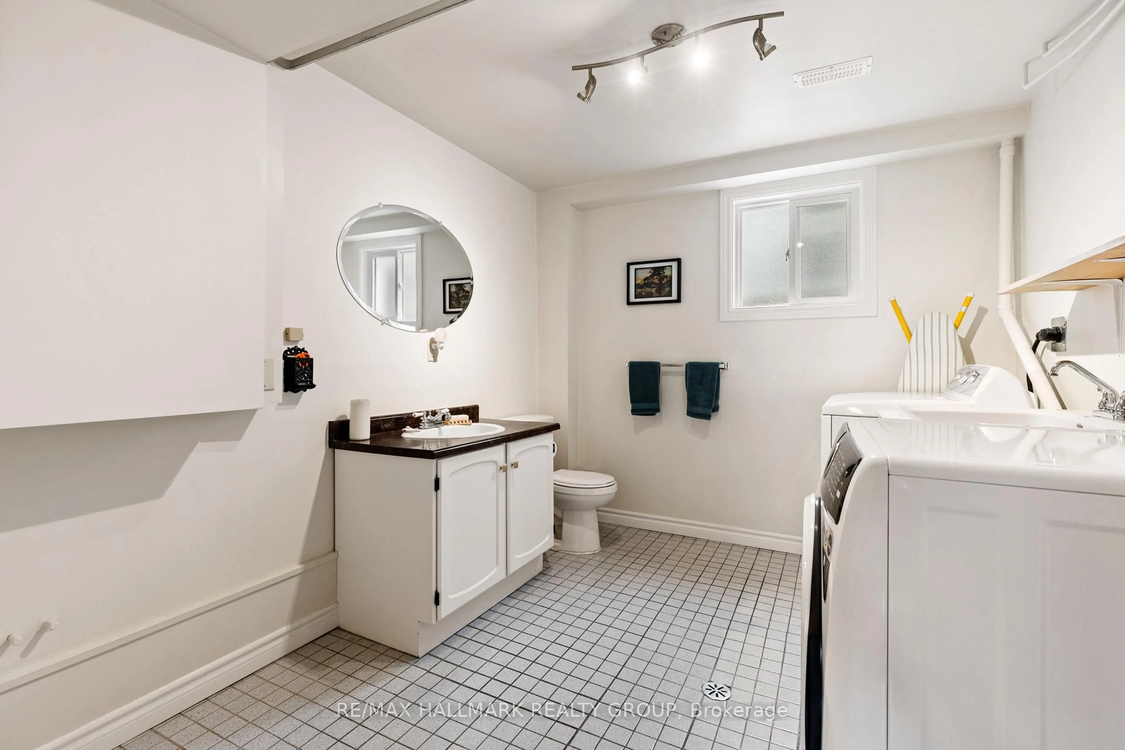 Standard bathroom, ceramic/tile floor for 7 Indian Crt, Laurentian Valley Ontario K8A 7V3
