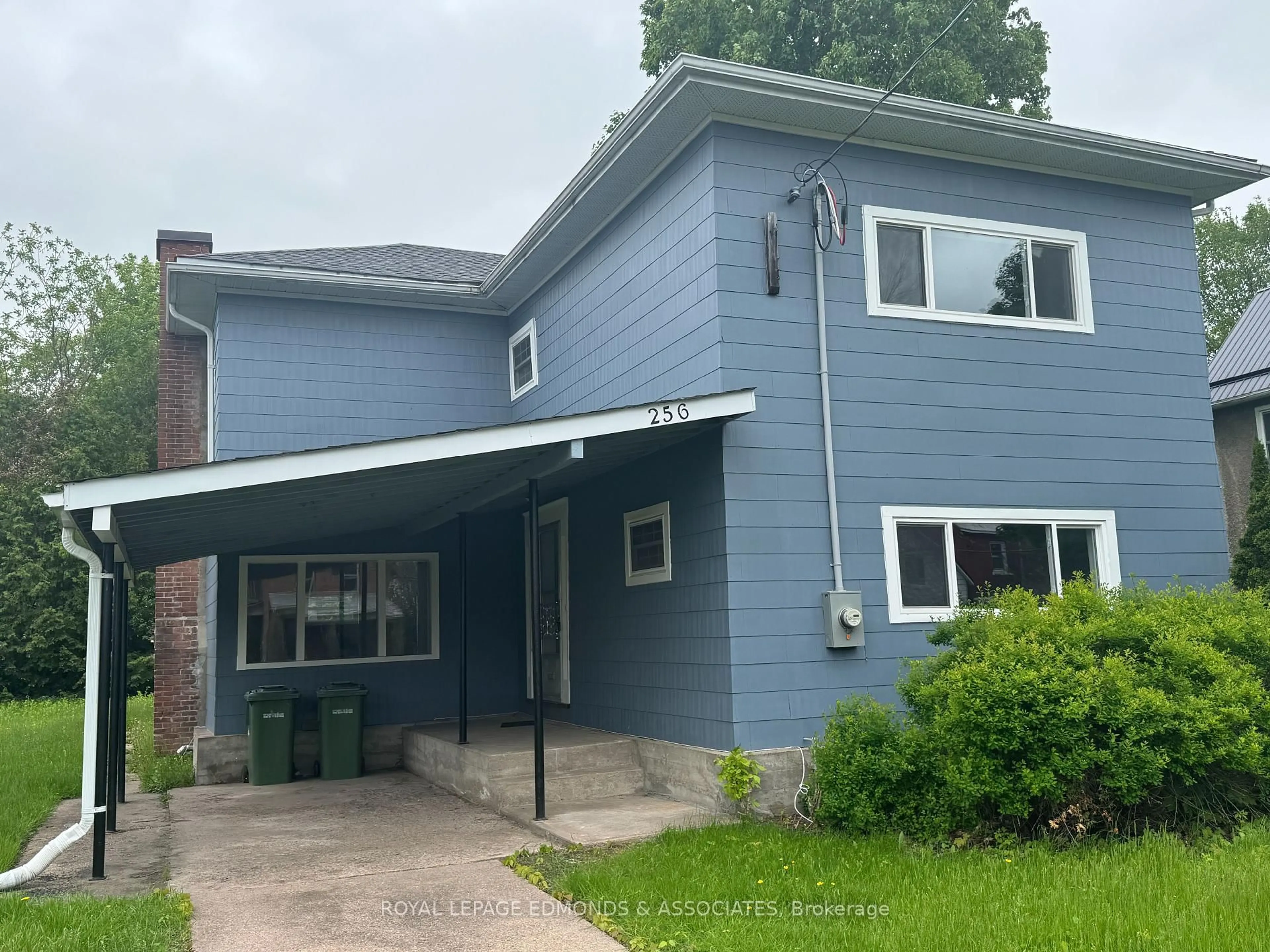Home with vinyl exterior material, street for 256 Renfrew St, Pembroke Ontario K8A 5S1