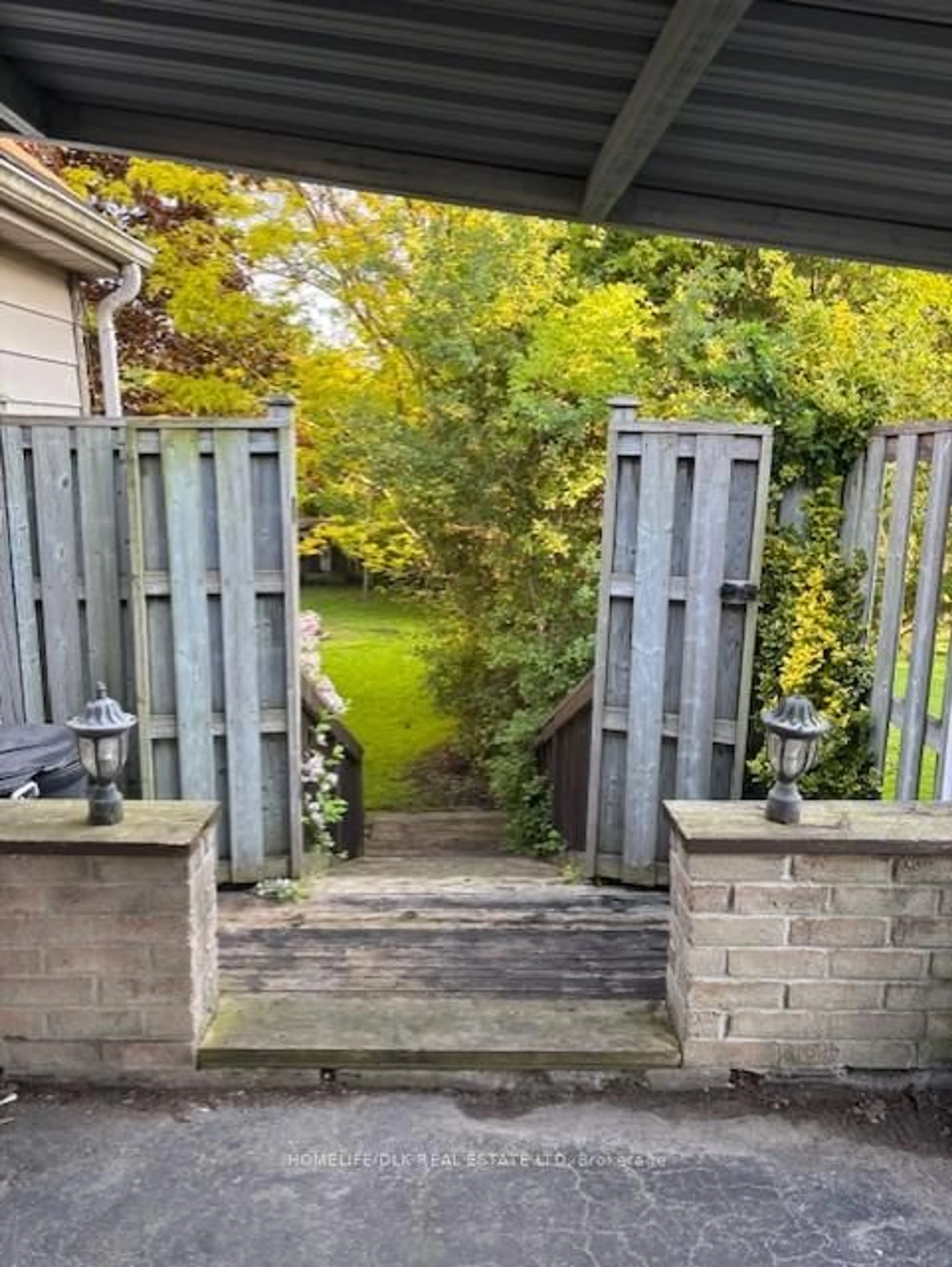 Patio, street for 644 Grosvenor St, London East Ontario N5Y 3T4