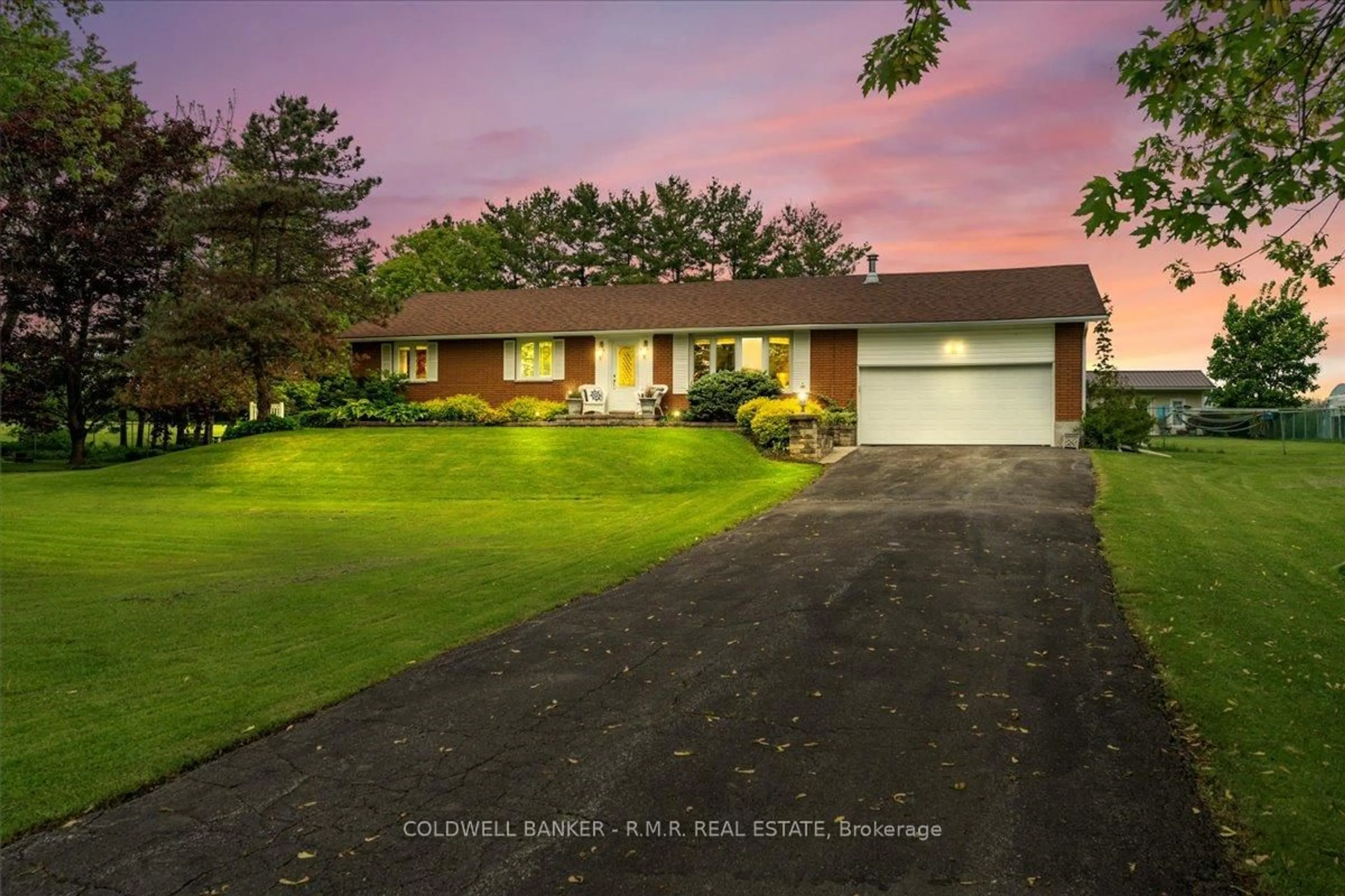 A pic from outside/outdoor area/front of a property/back of a property/a pic from drone, street for 790 Hamilton Rd, Belleville Ontario K8N 4Z5