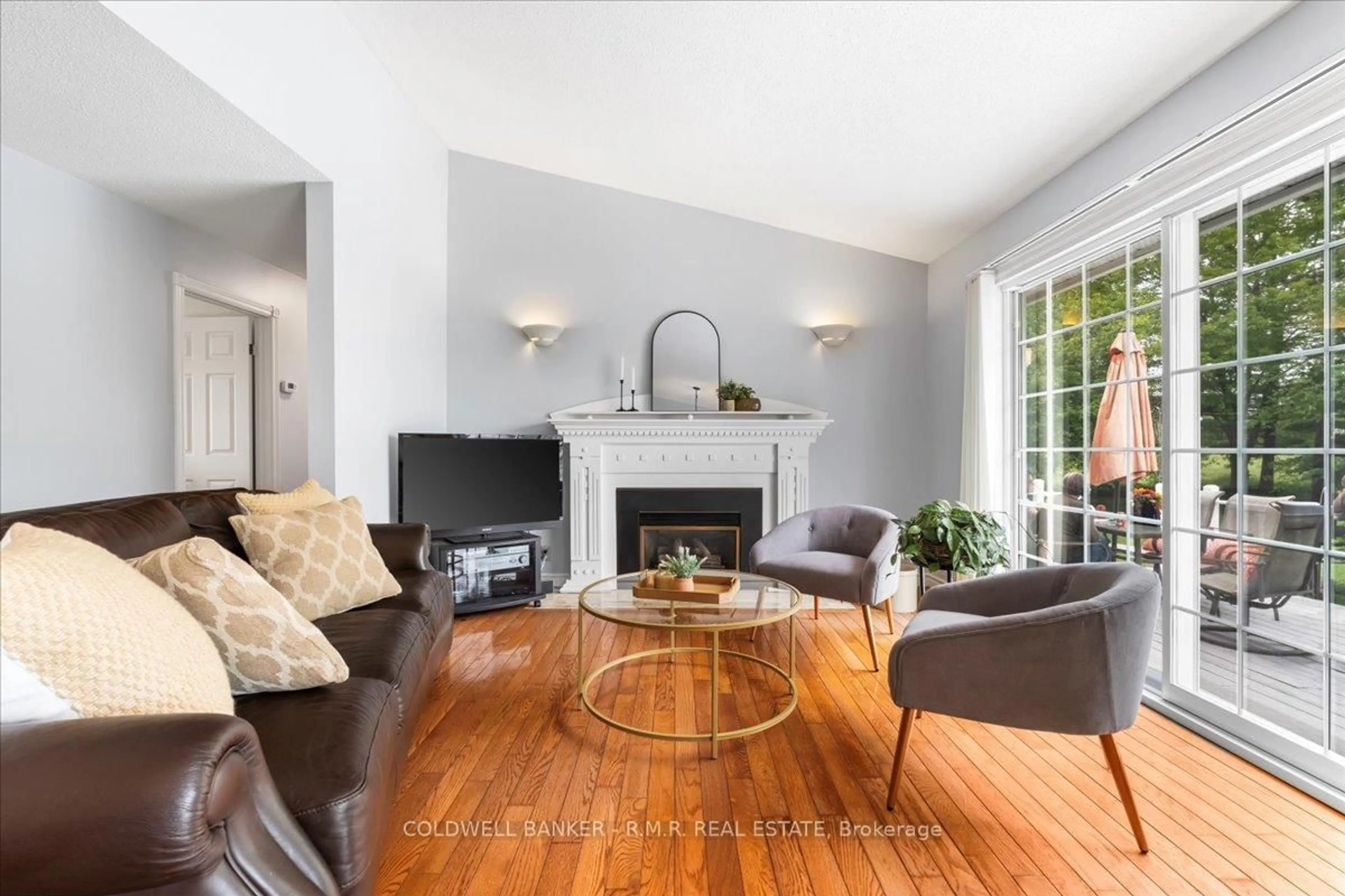 Living room with furniture, wood/laminate floor for 790 Hamilton Rd, Belleville Ontario K8N 4Z5