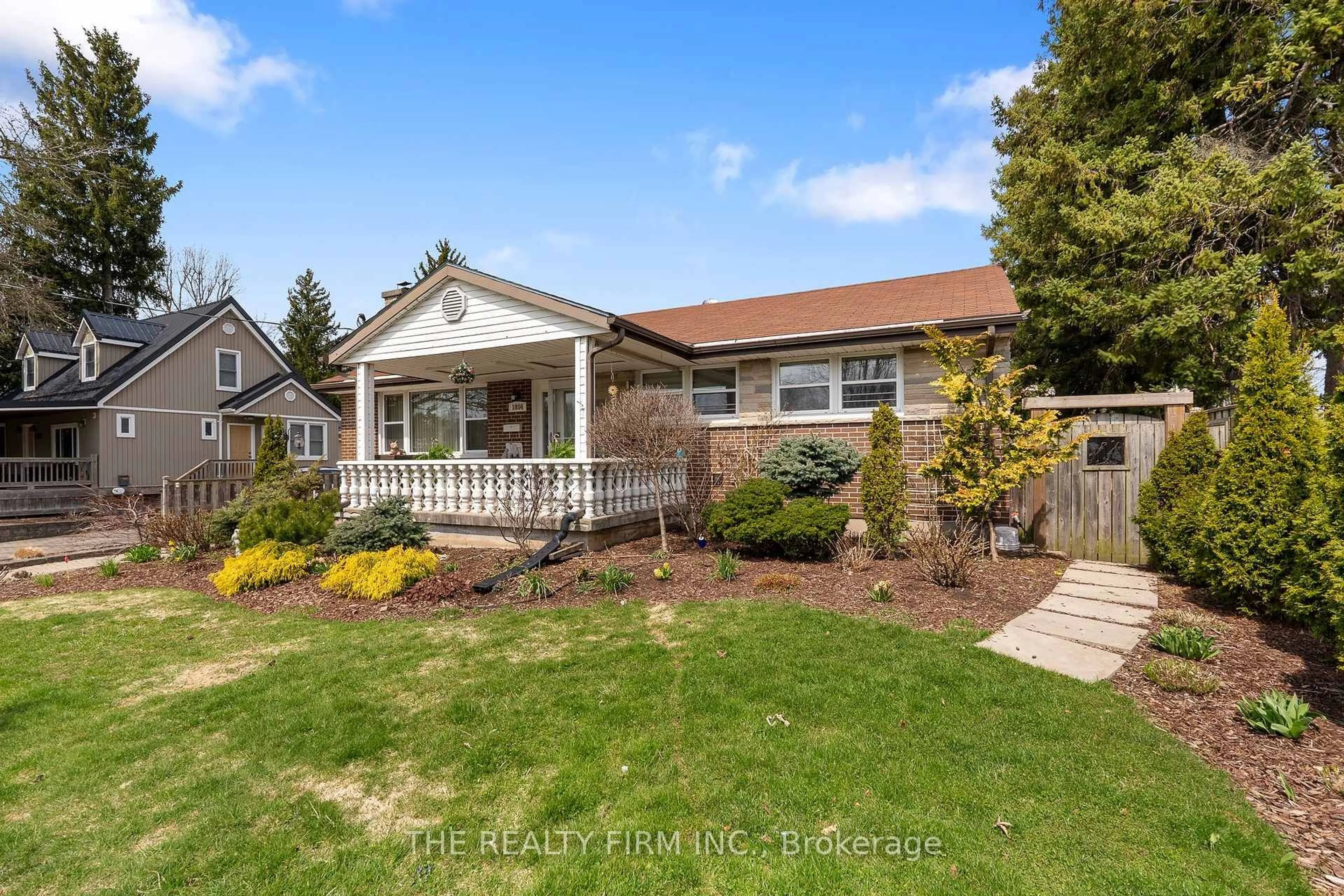 Home with vinyl exterior material, street for 1864 Parkhurst Ave, London East Ontario N5V 2C3