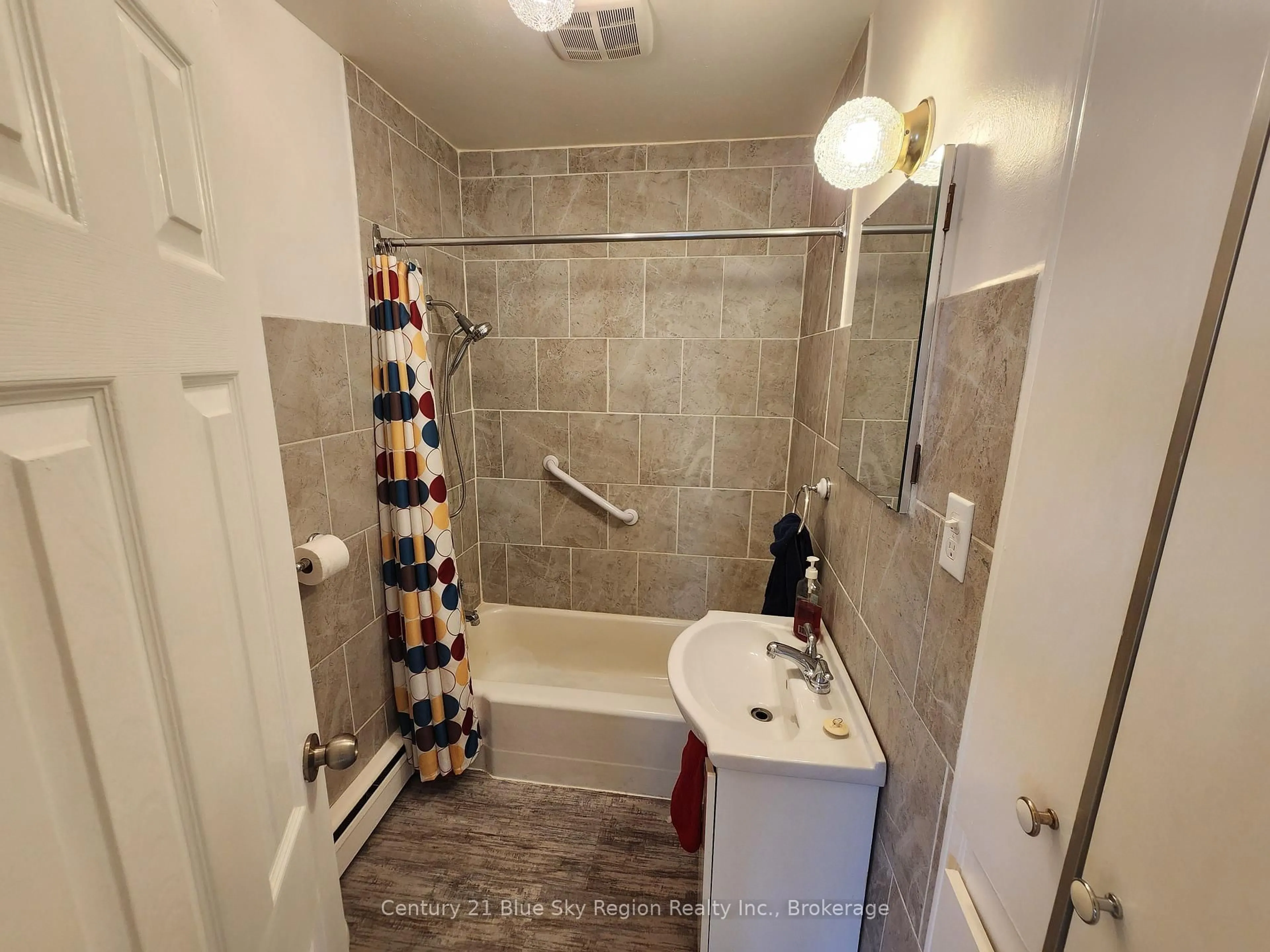 Standard bathroom, ceramic/tile floor for 311 Albert Ave, North Bay Ontario P1B 7J8