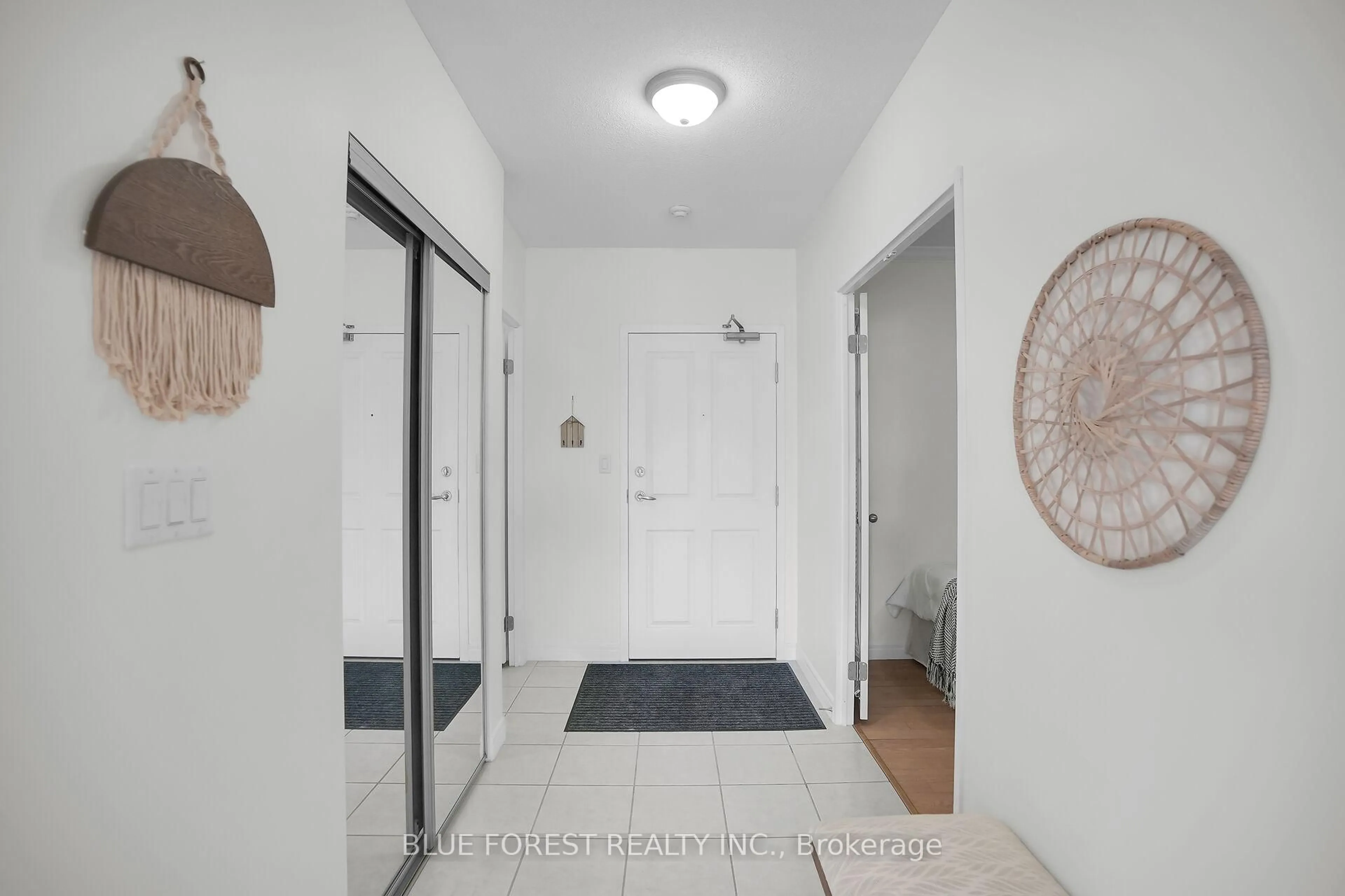 Indoor entryway for 353 Commissioners Rd #206, London South Ontario N6J 0A3