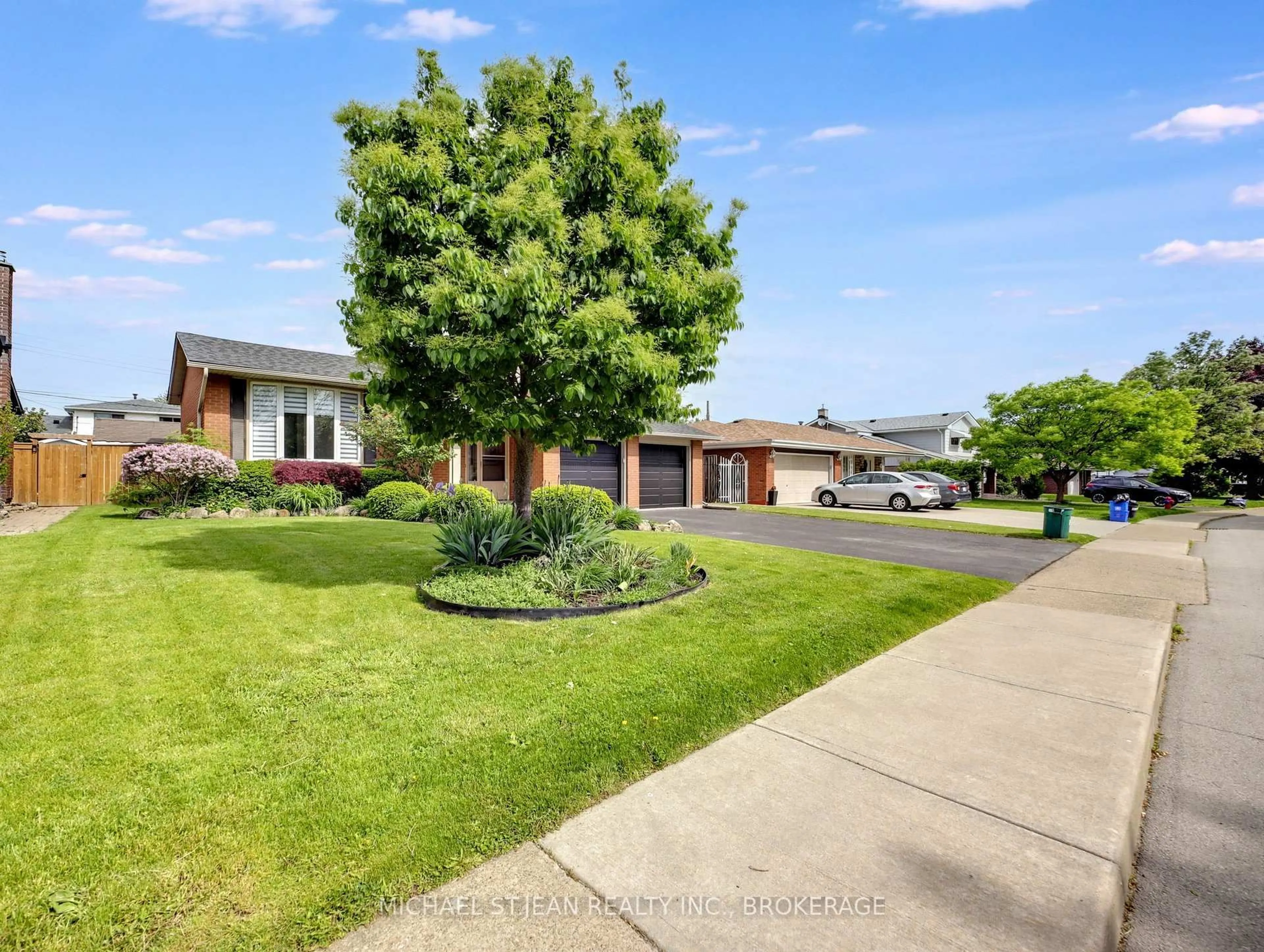 A pic from outside/outdoor area/front of a property/back of a property/a pic from drone, street for 207 Montmorency Dr, Hamilton Ontario L8K 5H3