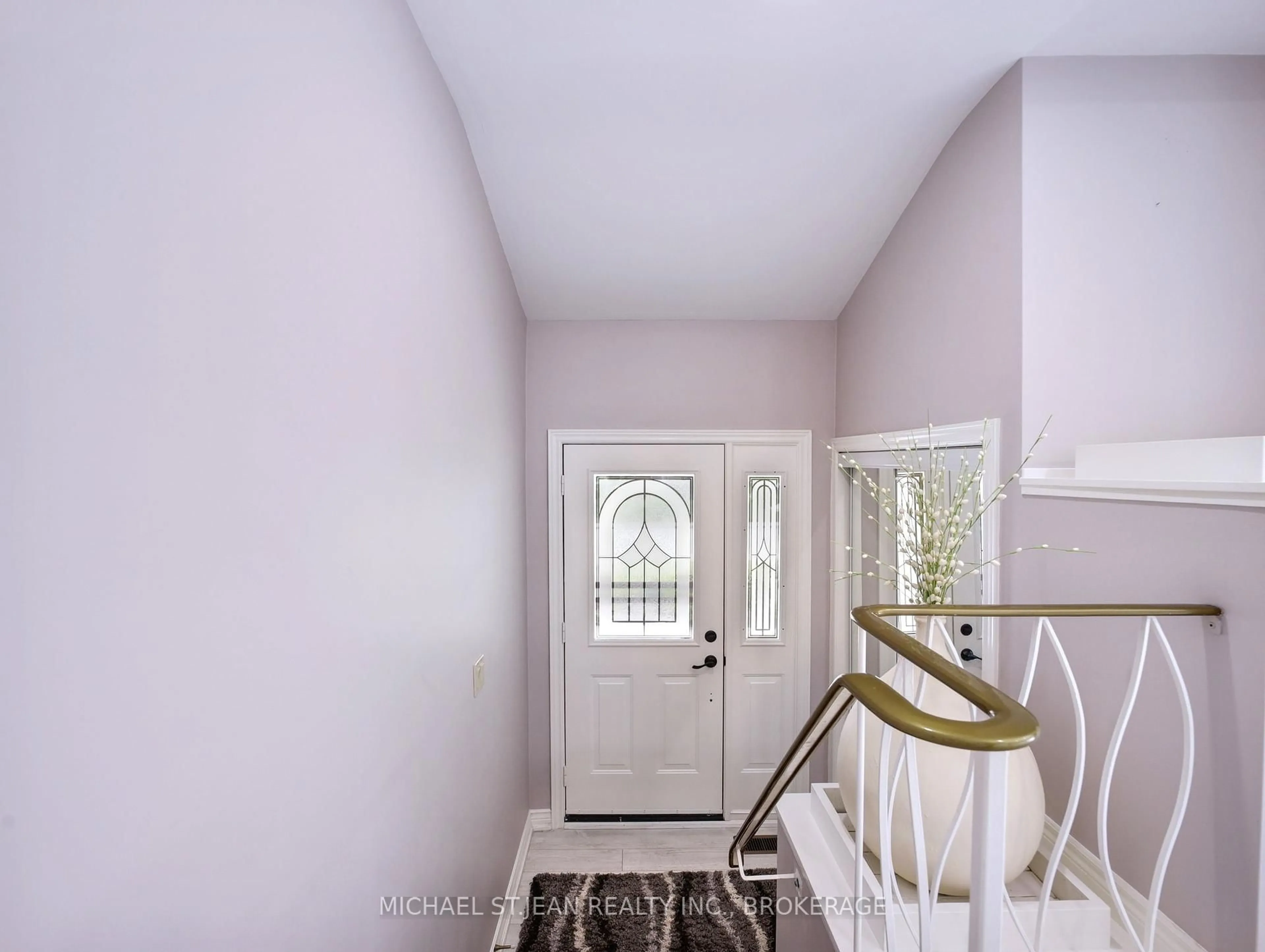 Indoor entryway for 207 Montmorency Dr, Hamilton Ontario L8K 5H3