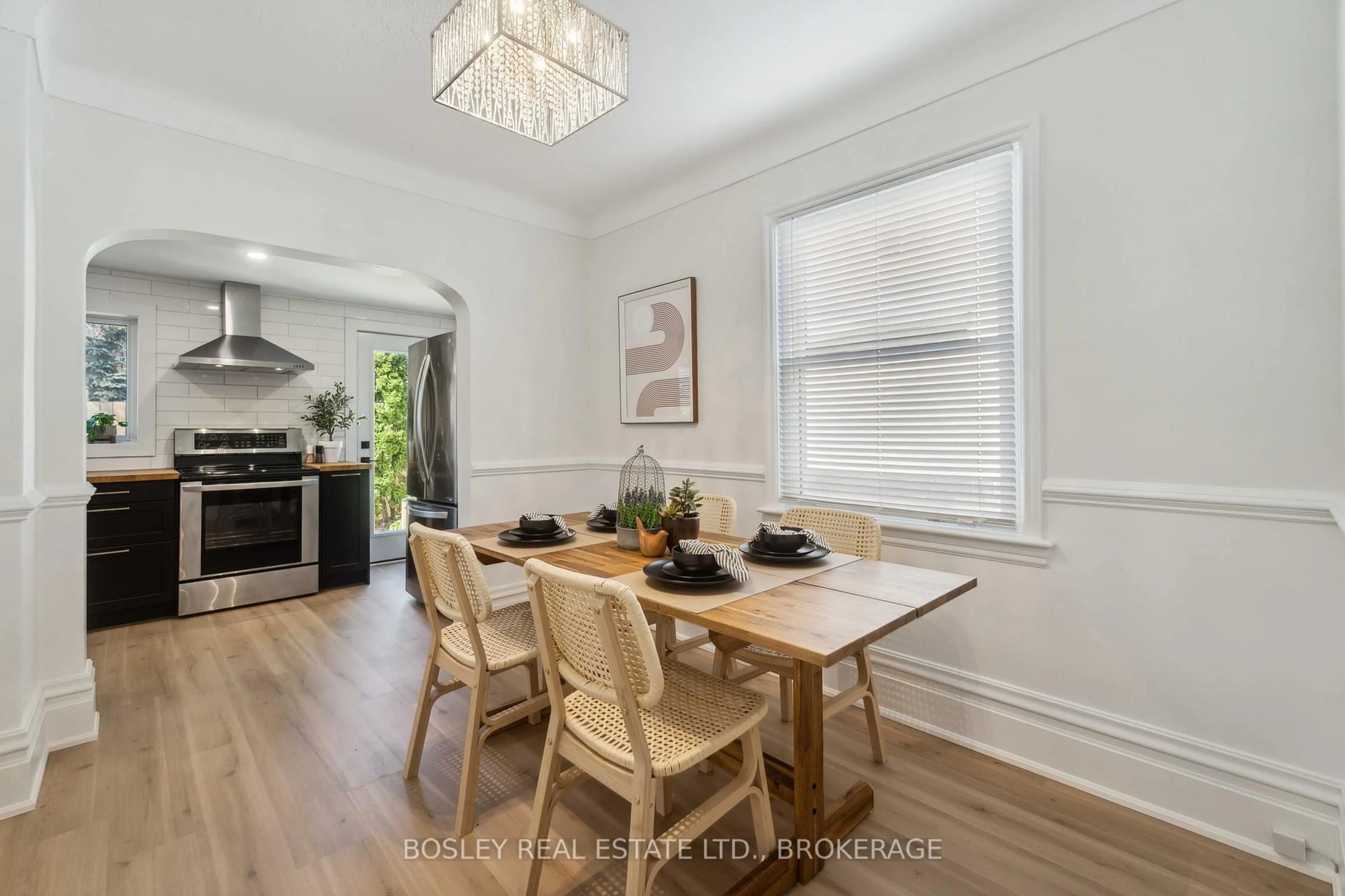 Dining room, wood/laminate floor for 11 Gerrard St, St. Catharines Ontario L2R 5S8