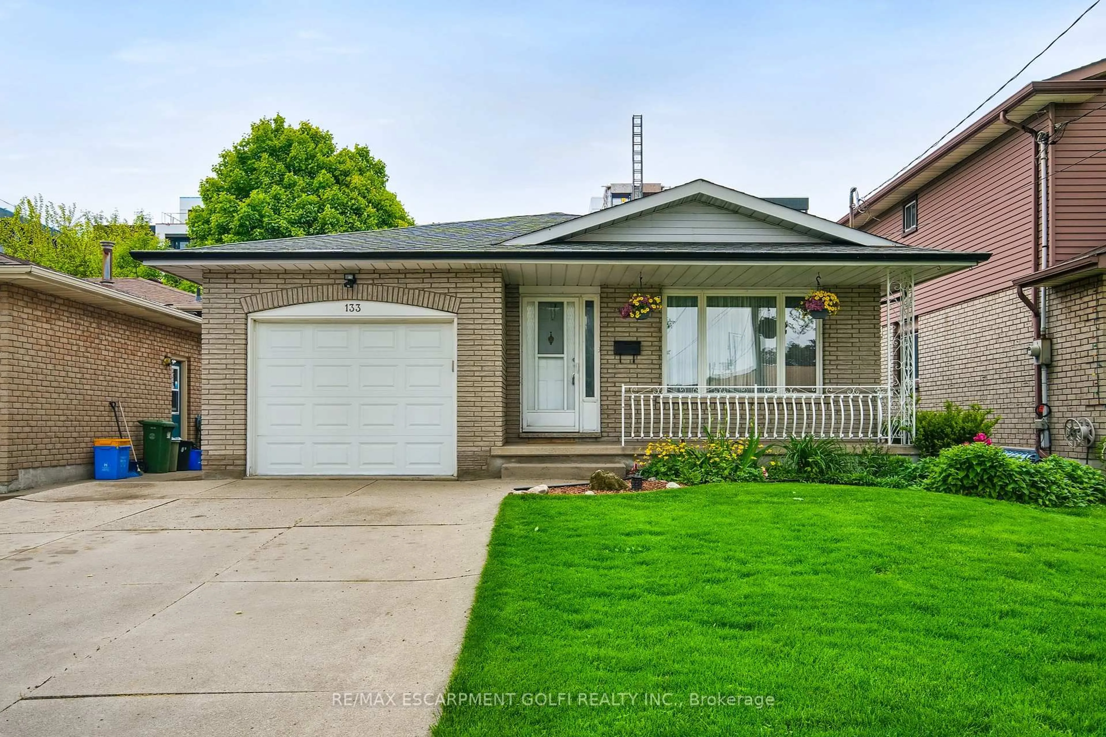 Home with brick exterior material, street for 133 East 8th St, Hamilton Ontario L9A 4Y7