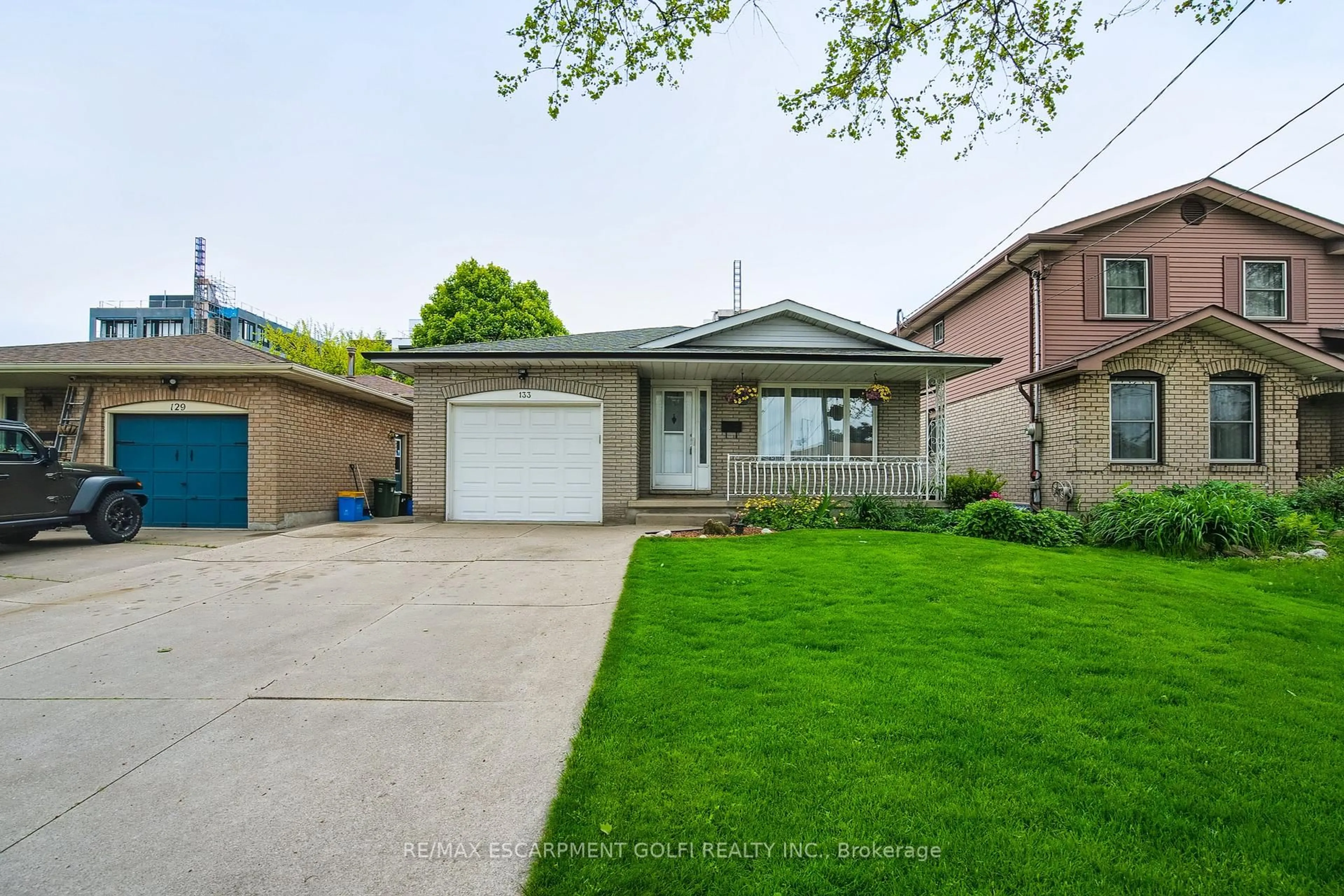 Home with brick exterior material, street for 133 East 8th St, Hamilton Ontario L9A 4Y7